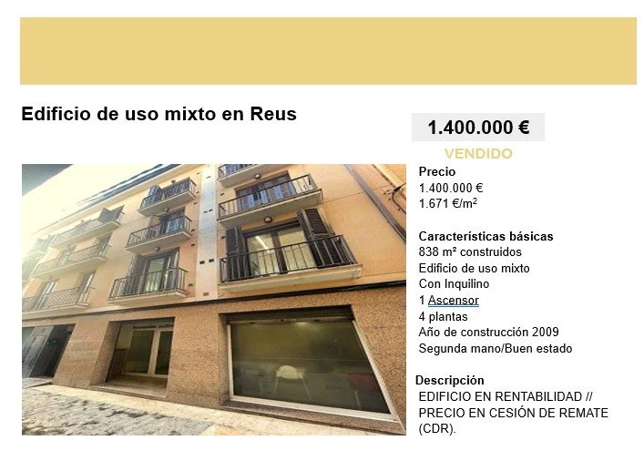 Edificio de uso mixto en Reus con cuatro pisos, balcón, ascensor y fachada de color beige y piedra.
