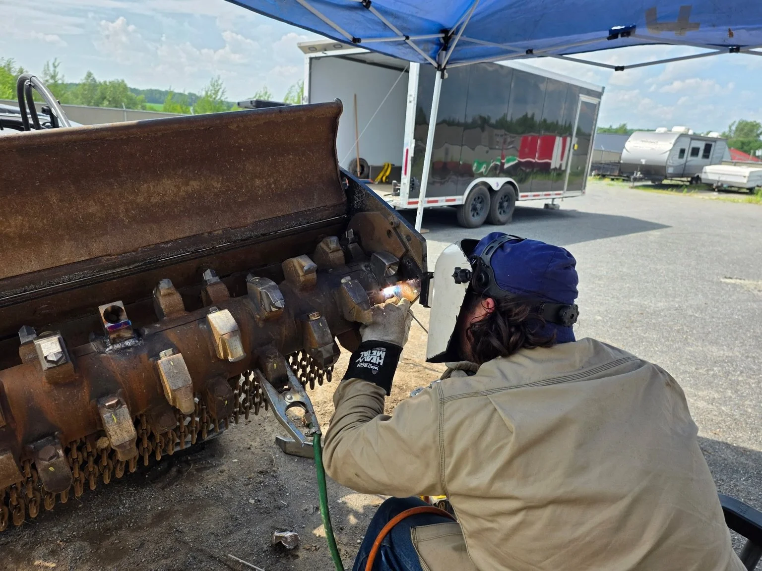 Les temps d&rsquo;arr&ecirc;t co&ucirc;tent cher. Nous les r&eacute;duisons.

R&eacute;paration sur chantier d&rsquo;un broyeur forestier pour remettre cette machine au travail rapidement.

📍 Cantons-de-l&rsquo;Est
📞 5148080607

Downtime costs mone