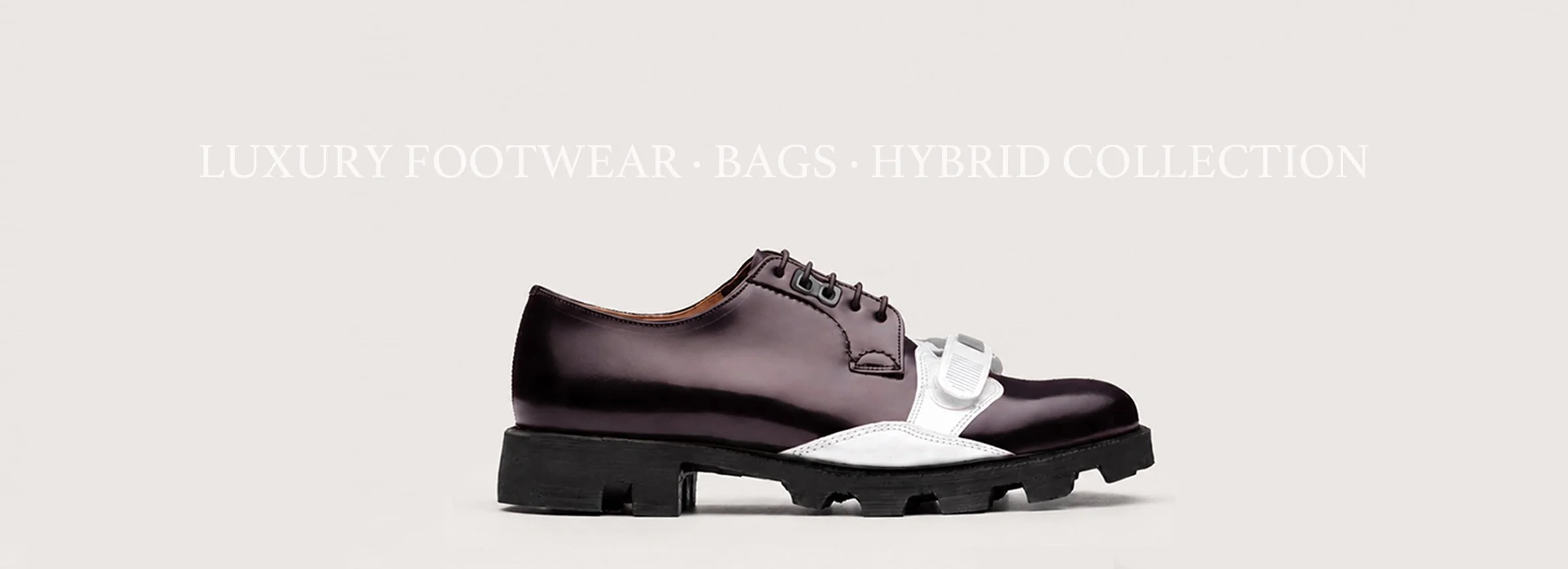 Zapato oscuro de cuero con cierre de velcro blanco y suela gruesa negra, en fondo claro con texto de colección de calzado y accesorios de lujo.