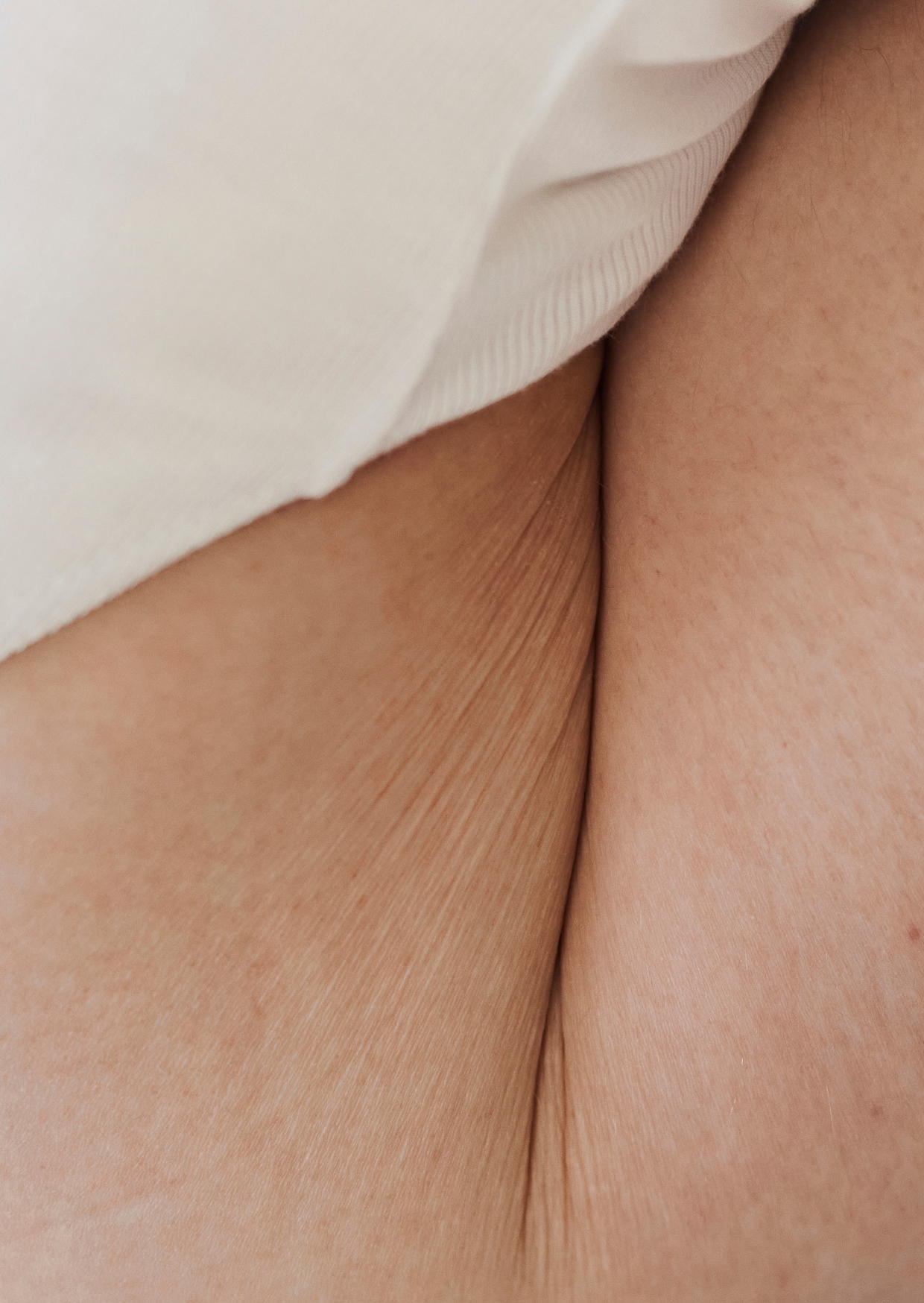 Detailaufnahme einer Person in weißer Kleidung