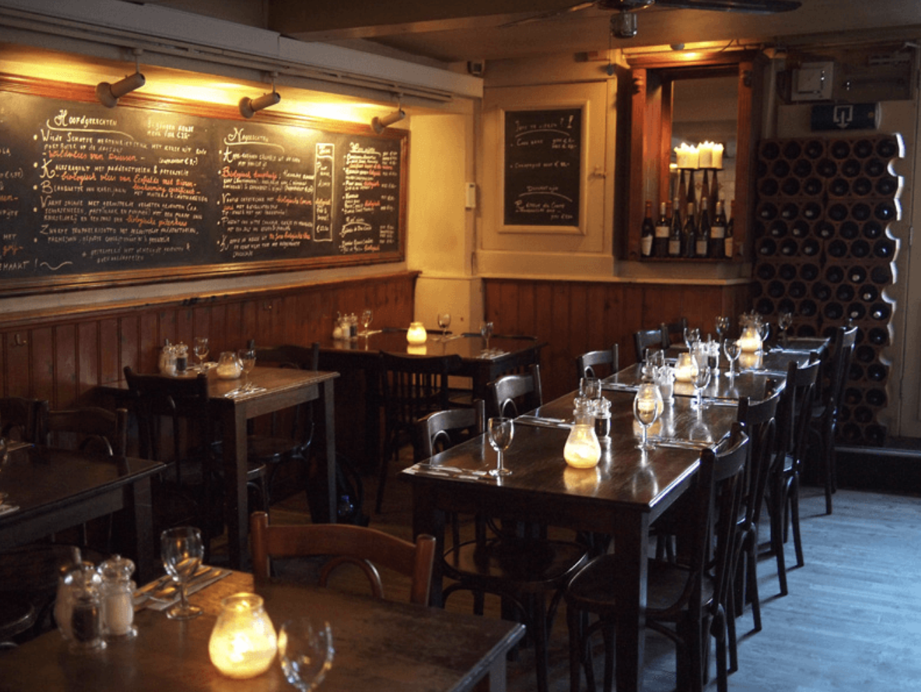 Geniet van heerlijk eten in het centrum van Amsterdam in een sfeervolle ruimte met authentieke meubels.