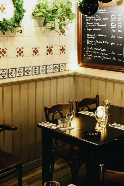 Gezellig restaurant in een souterrain aan de Keizersgracht in Amsterdam, midden in de negen straatjes.