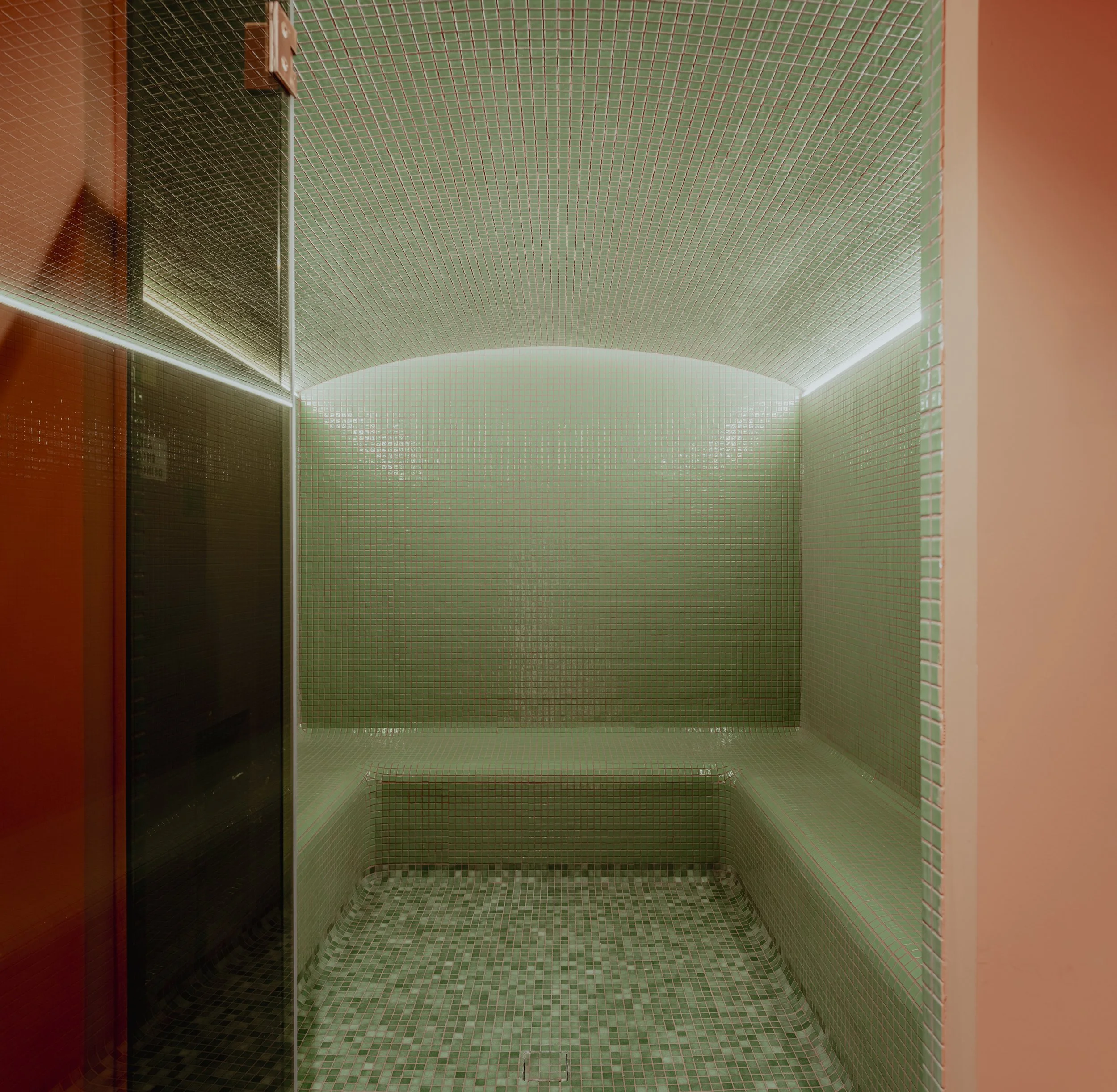 Hammam con mosaico verde y techo abovedado