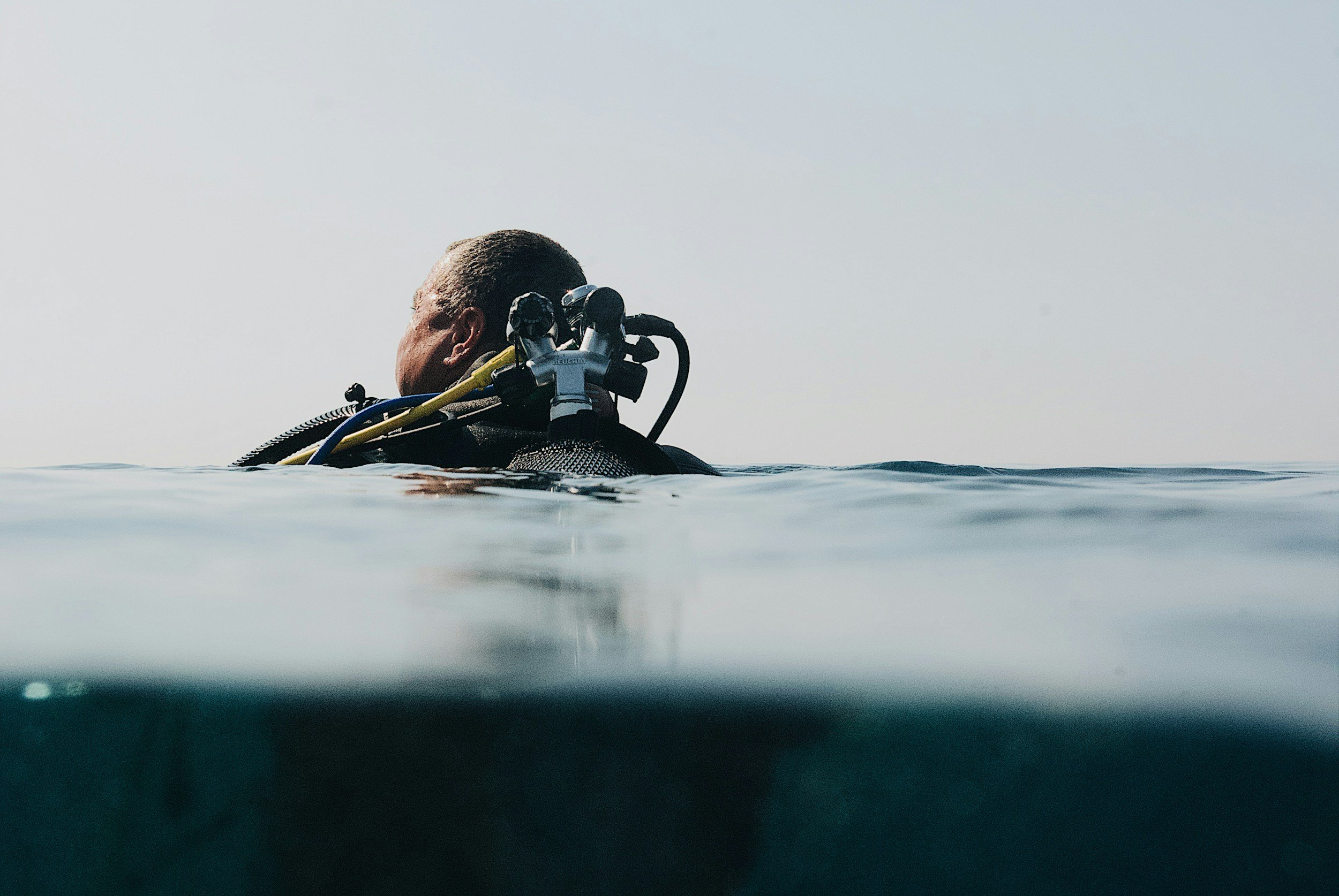 Persona en buceo flotando en el agua.