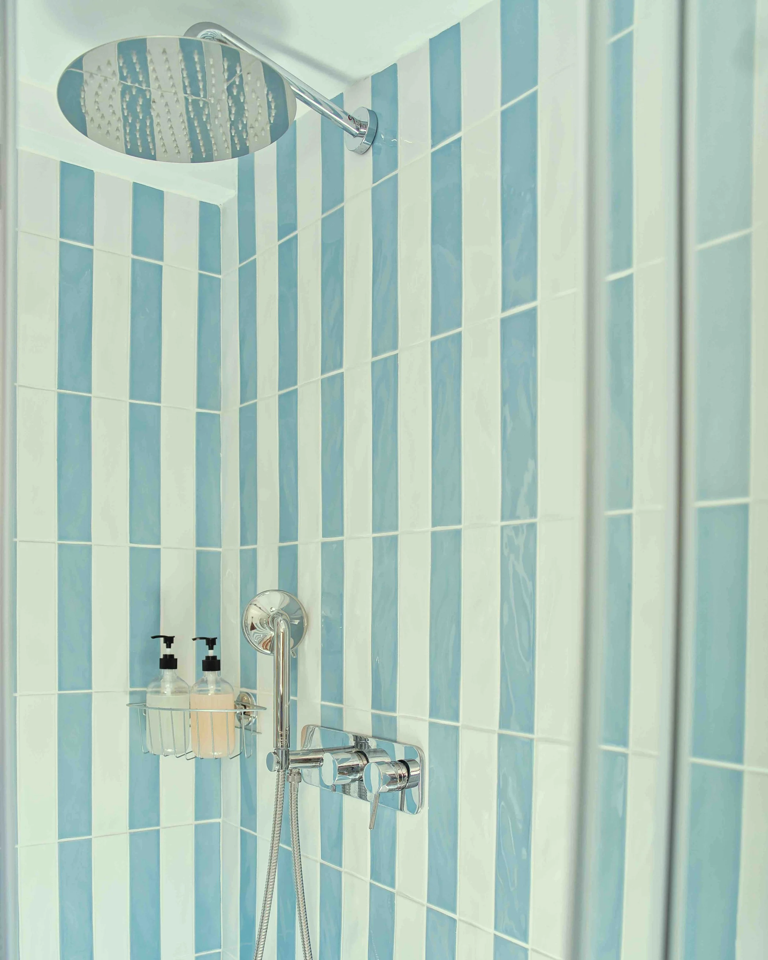 Contemporary bathroom at Casa Thea by Babbaluci in Ventimiglia Alta, featuring a walk-in rainfall shower and modern amenities.