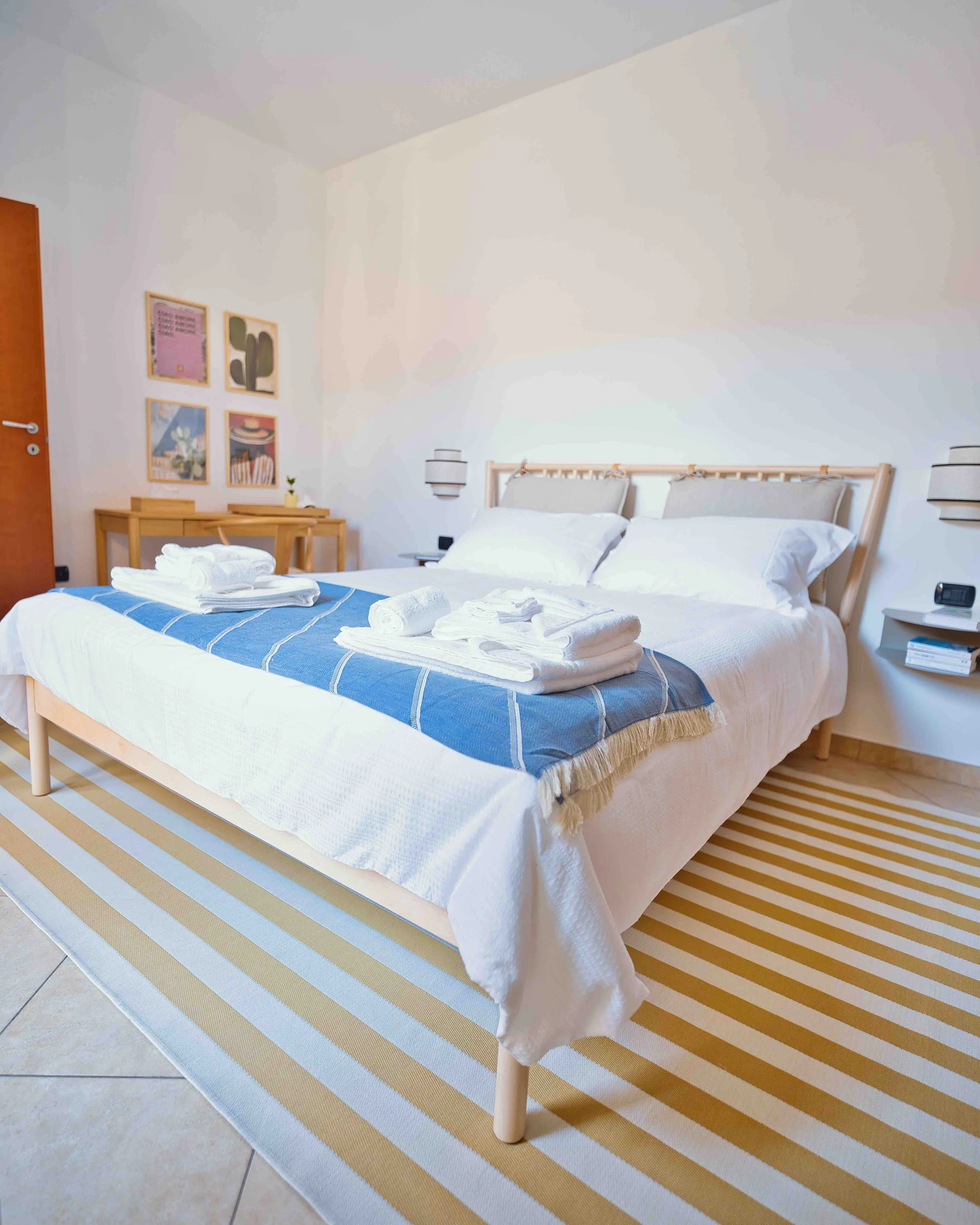 Modern double bedroom at Casa Thea by Babbaluci in Ventimiglia Alta, with a comfortable queen-size bed, fresh linens and minimalist décor.