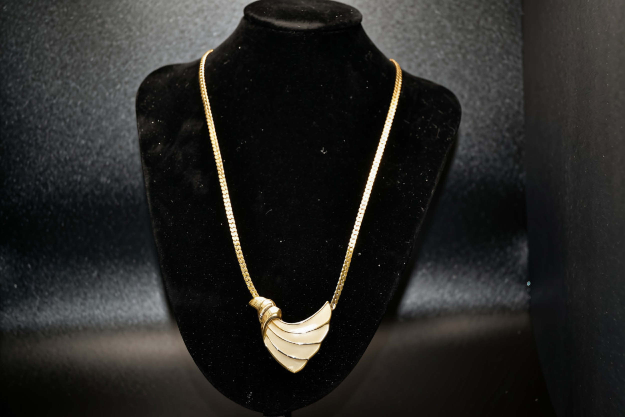 Vintage Trifari Ivory Enamel Scallop Pendant Necklace