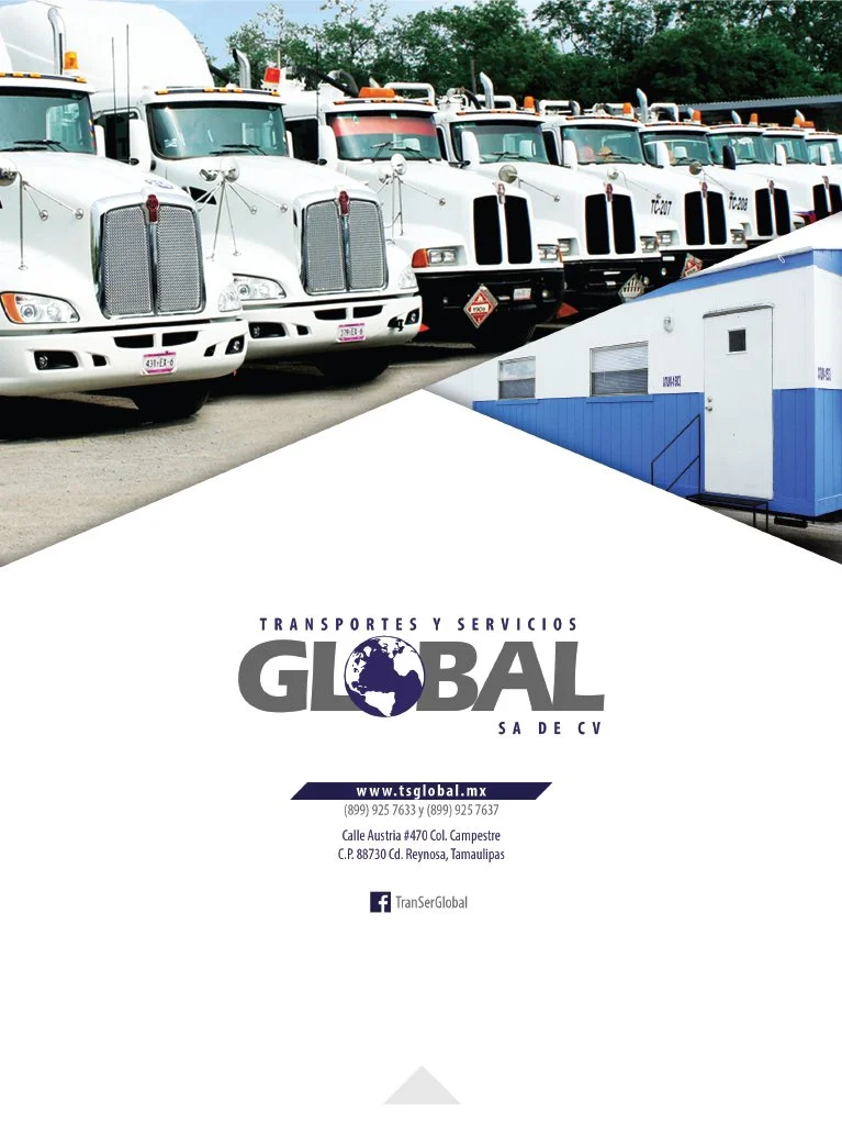 Camiones blancos de transporte de carga alineados en un estacionamiento con un edificio azul y blanco en el fondo, logo y datos de contacto de una empresa de transporte llamada Trasportes y Servicios Global.