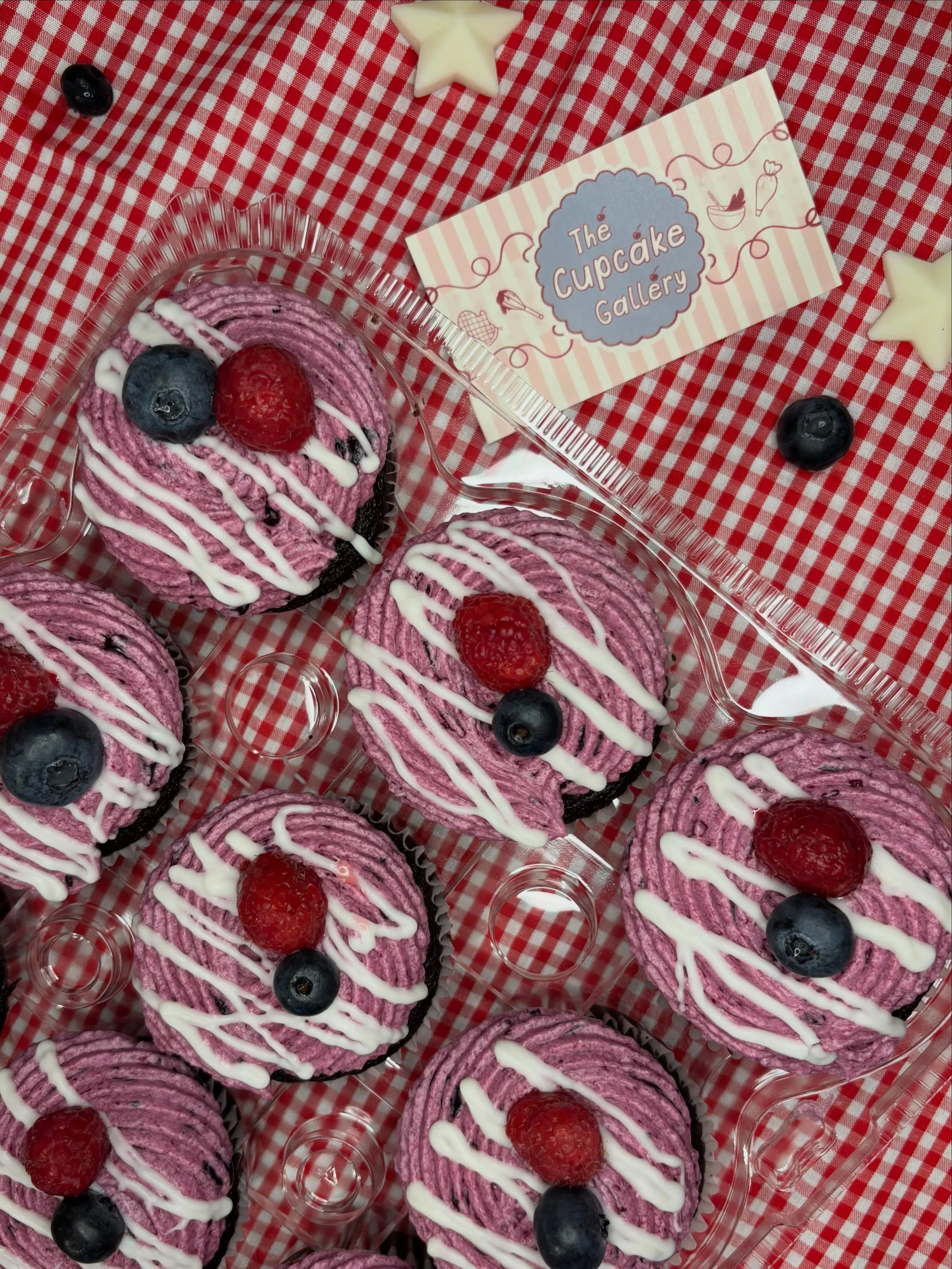 Introducing the July Specialty flavor!! Mixed Berry!! 🫐🍓🇺🇸
This flavor can come in either vanilla or chocolate, and has raspberry compote filling with blueberry buttercream, topped with white chocolate drizzle and a fresh blueberry and raspberry!