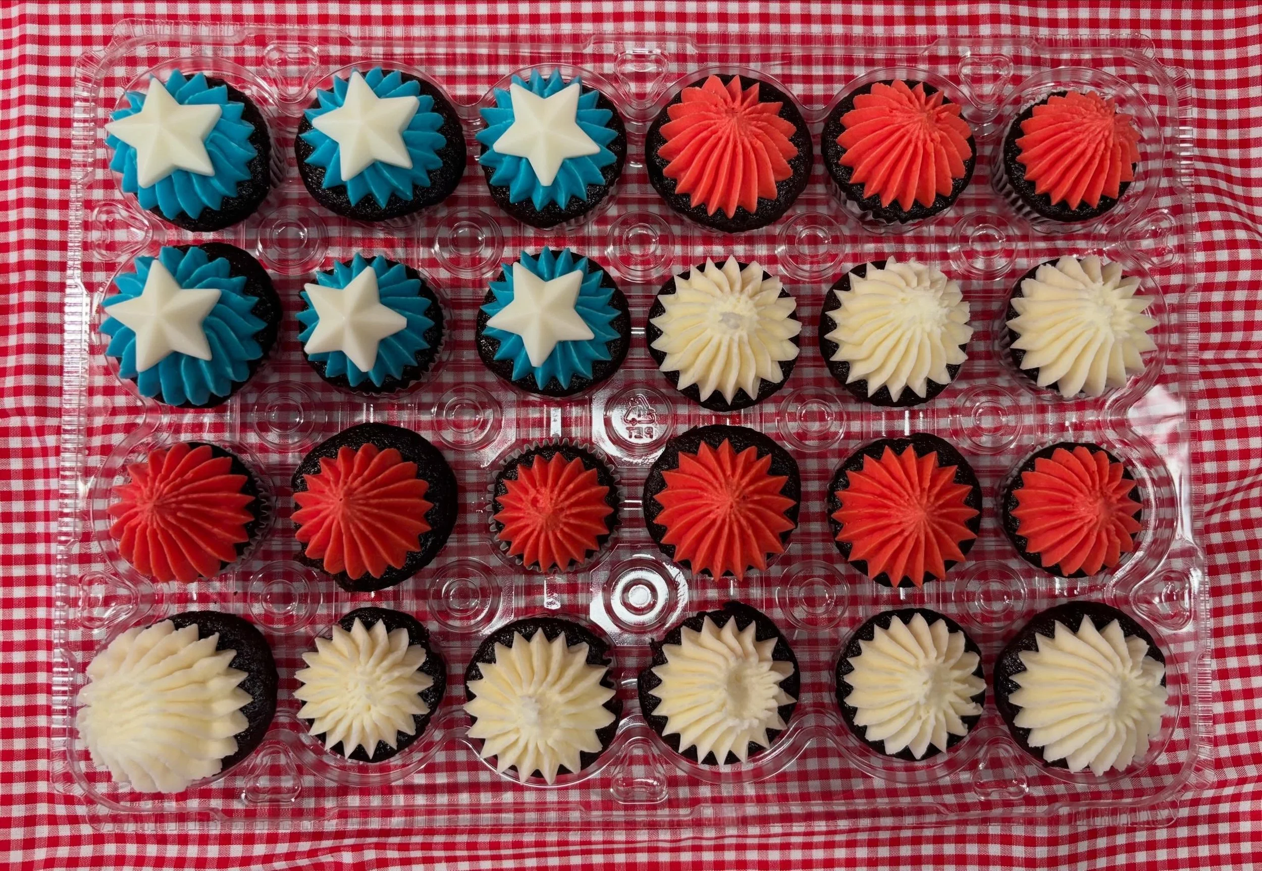 Looking for a sweet treat for your 4th of July Celebration? The Cupcake Gallery is offering packs of 24 mini cupcakes in the shape of the flag! 🇺🇸

For $20, these cupcakes come in either vanilla or chocolate with vanilla buttercream and topped with