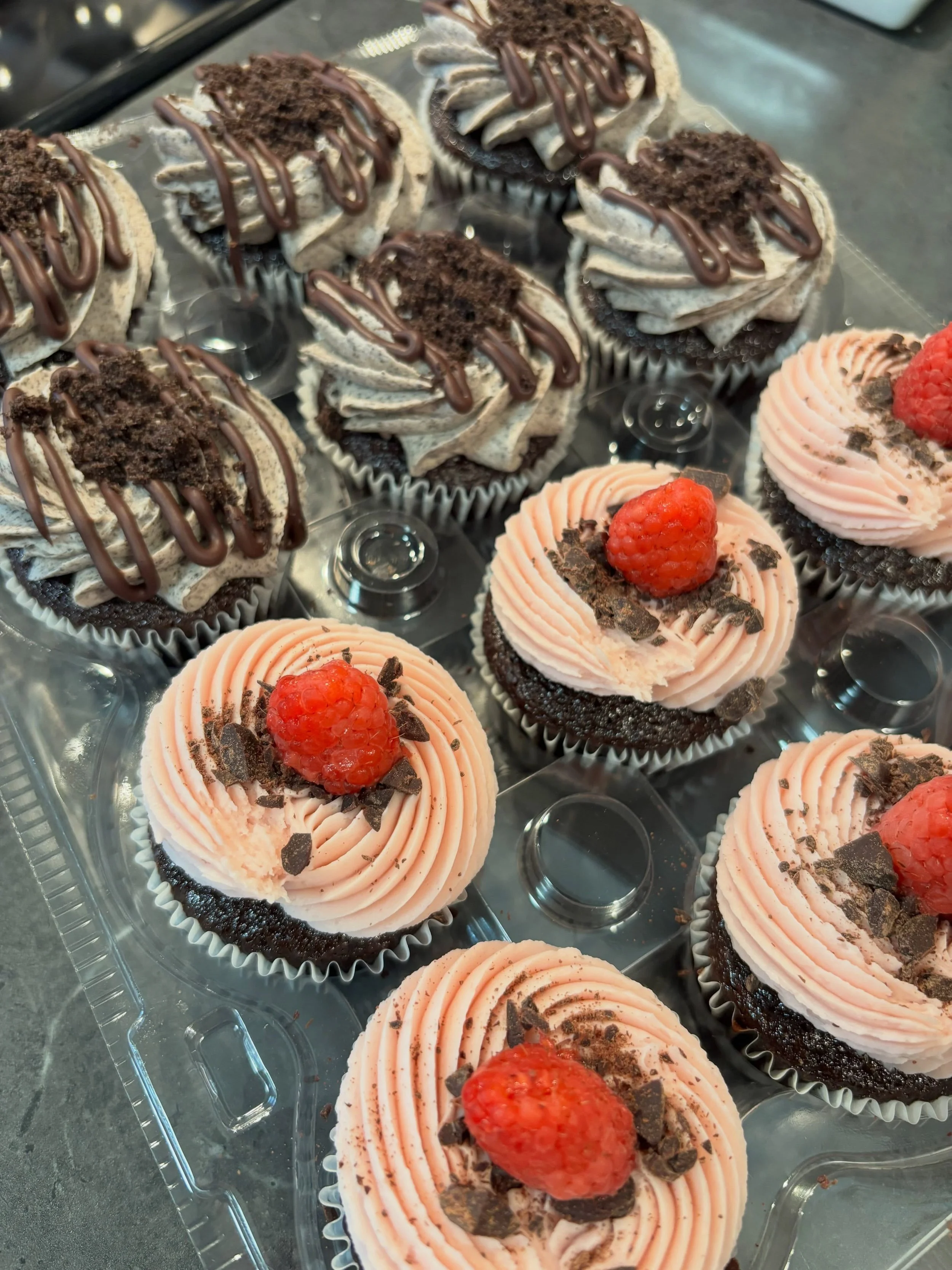 Two of my most popular specialty flavors! Cookies and cream and Chocolate raspberry!

-Cookies and cream is a chocolate cupcake, with a vanilla filling, cookies and cream buttercream and topped with a chocolate ganache drizzle and cookie crumbs!

-Ch