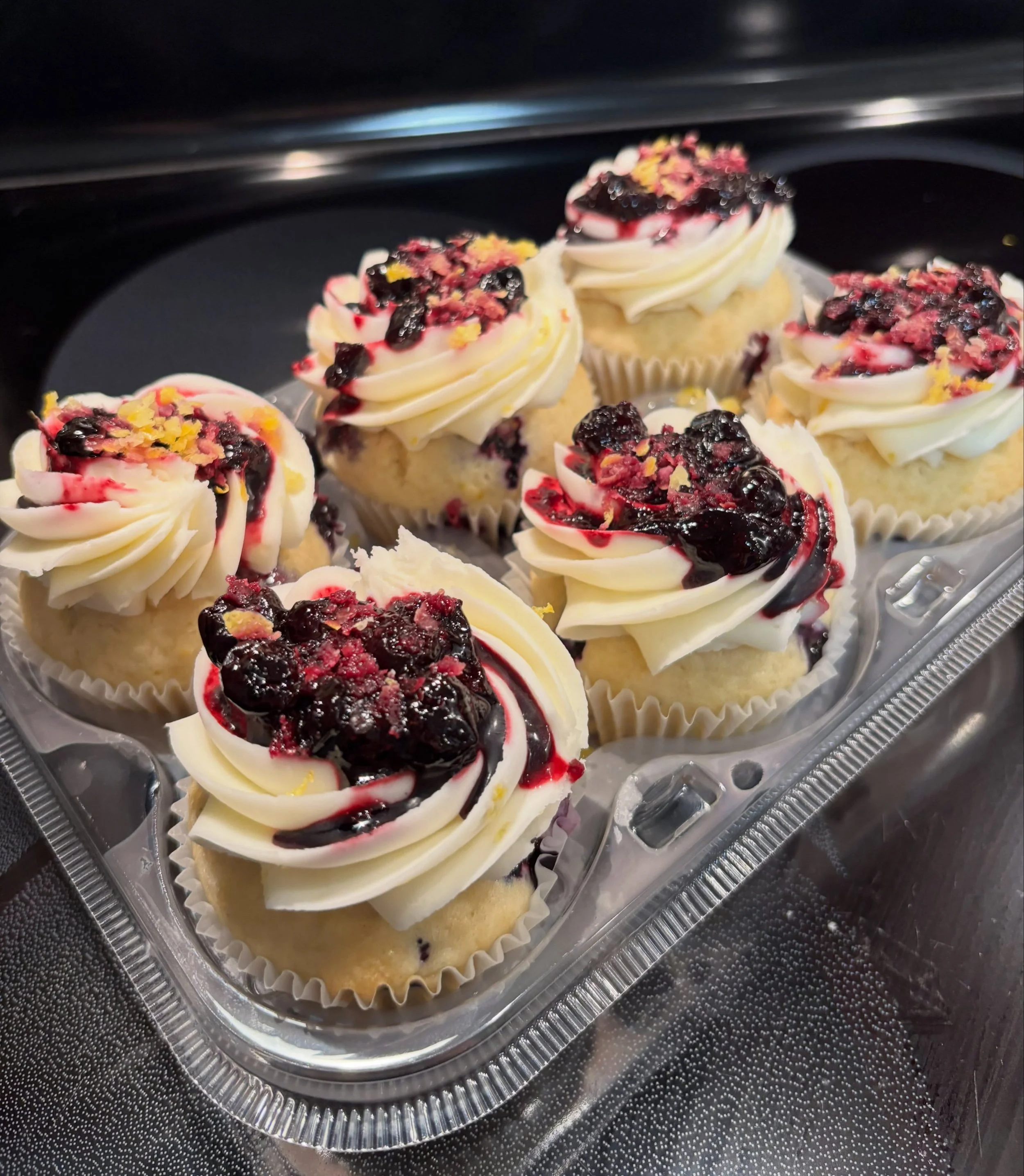 🍋🫐 A recent order of our Lemon Blueberry specialty cupcakes! If you&rsquo;re interested in ordering from me, the links to my order forms are in my bio! 

📞 413-663-1840
💌 thecupcakegalleryy@gmail.com

#cupcakes #bakery #homebaker #homebakery #res
