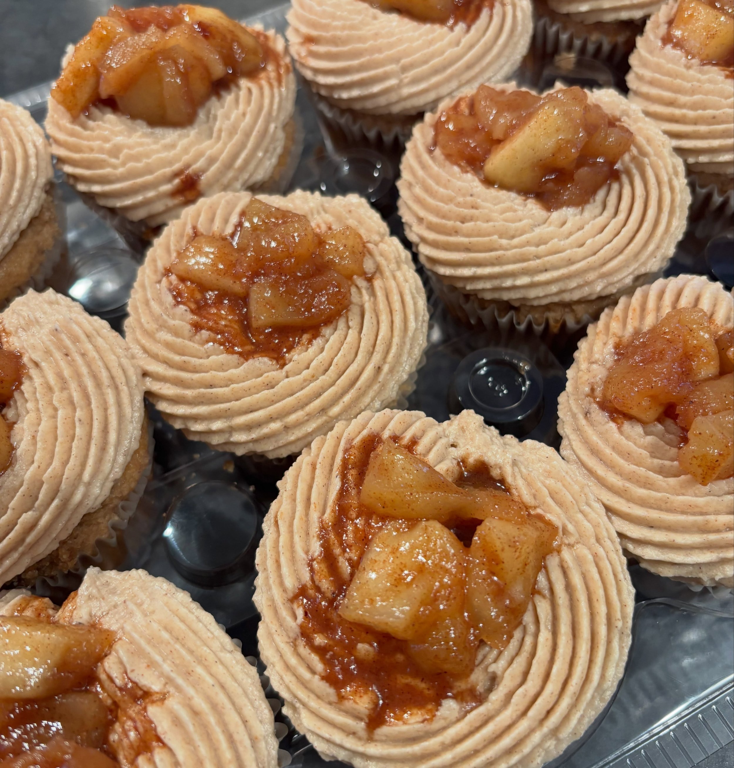 Introducing the October specialty flavor!! Apple Crisp!! 🍂🍎🎃
This flavor is a cinnamon cupcake with a brown sugar crumble, topped with apple cider spiced buttercream and cinnamon apple filling!
This flavor will be available through October only, a