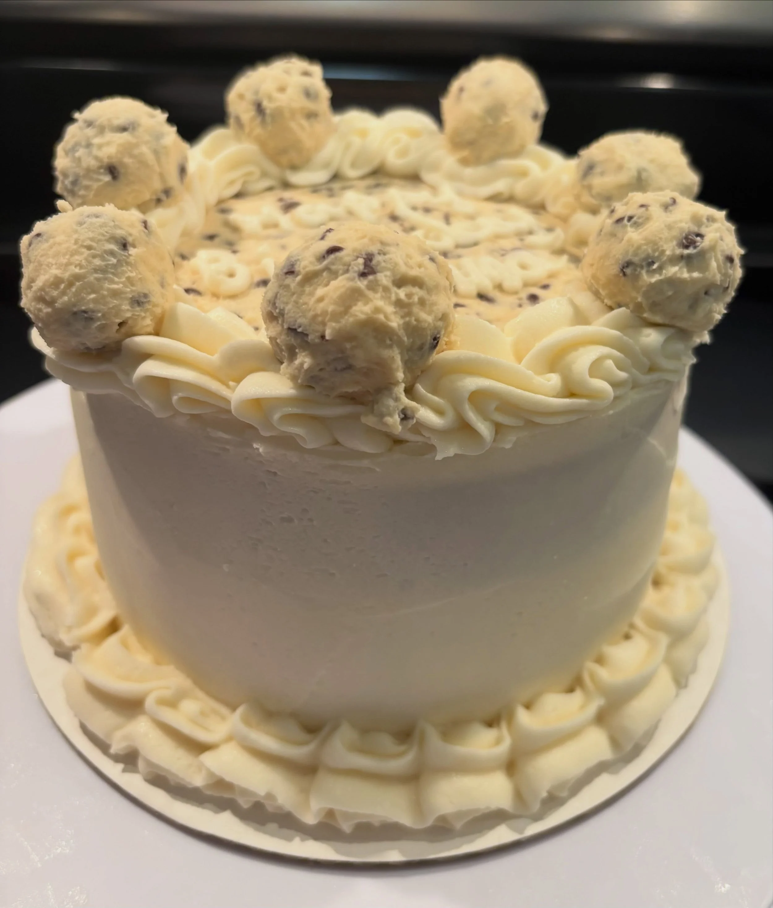 An order for a 2 layer, 6inch vanilla cake with vanilla buttercream, topped with edible cookie dough! 🍪🥛

If you&rsquo;re interested in ordering a cake from me, feel free to reach out with your idea! The link to the order form is in my bio! 

📞 41