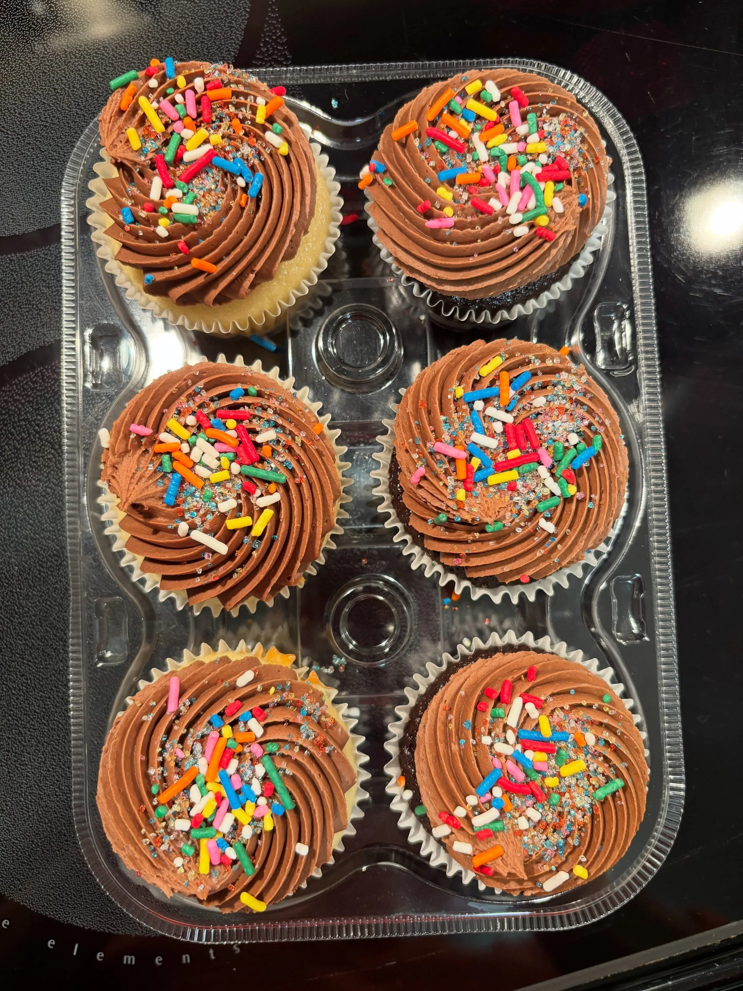 Some recent orders! Can&rsquo;t go wrong with the classics!! 🧁🍫
If you&rsquo;re interested in ordering from me, the links to my order forms are in my bio! 

📞 413-663-1840
💌 thecupcakegalleryy@gmail.com
#homebaker #homebakery #cupcakes #cupcakeba