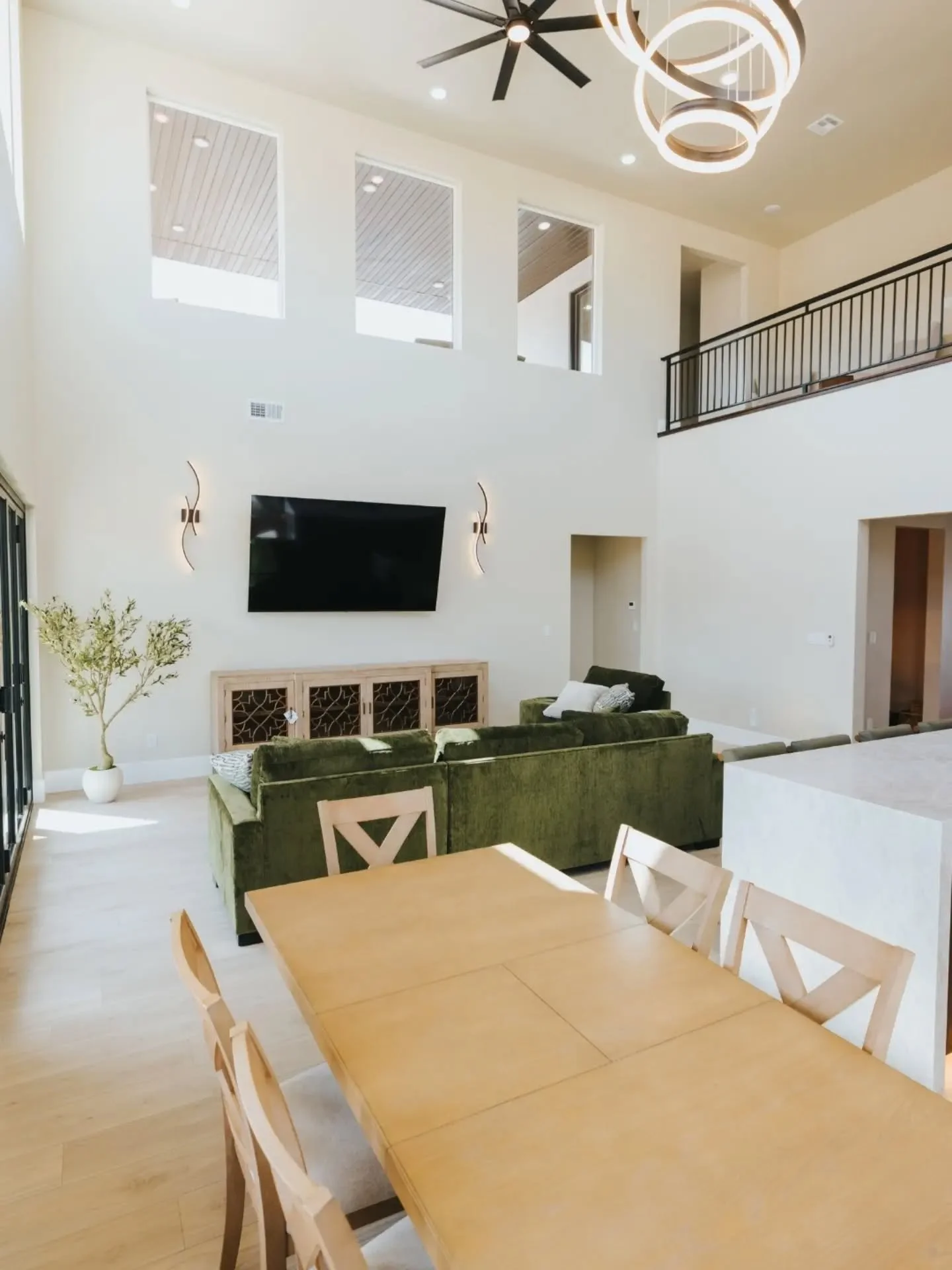 ✨ it's been a minute since we highlighted our @ironcountyfestivalofhomes build 😍 Swipe to see some of our favorite features in The Entrada >>>

Did you see our latest @ironhorsecedarcityut build at the #festivalofhomes? Or walk through our 