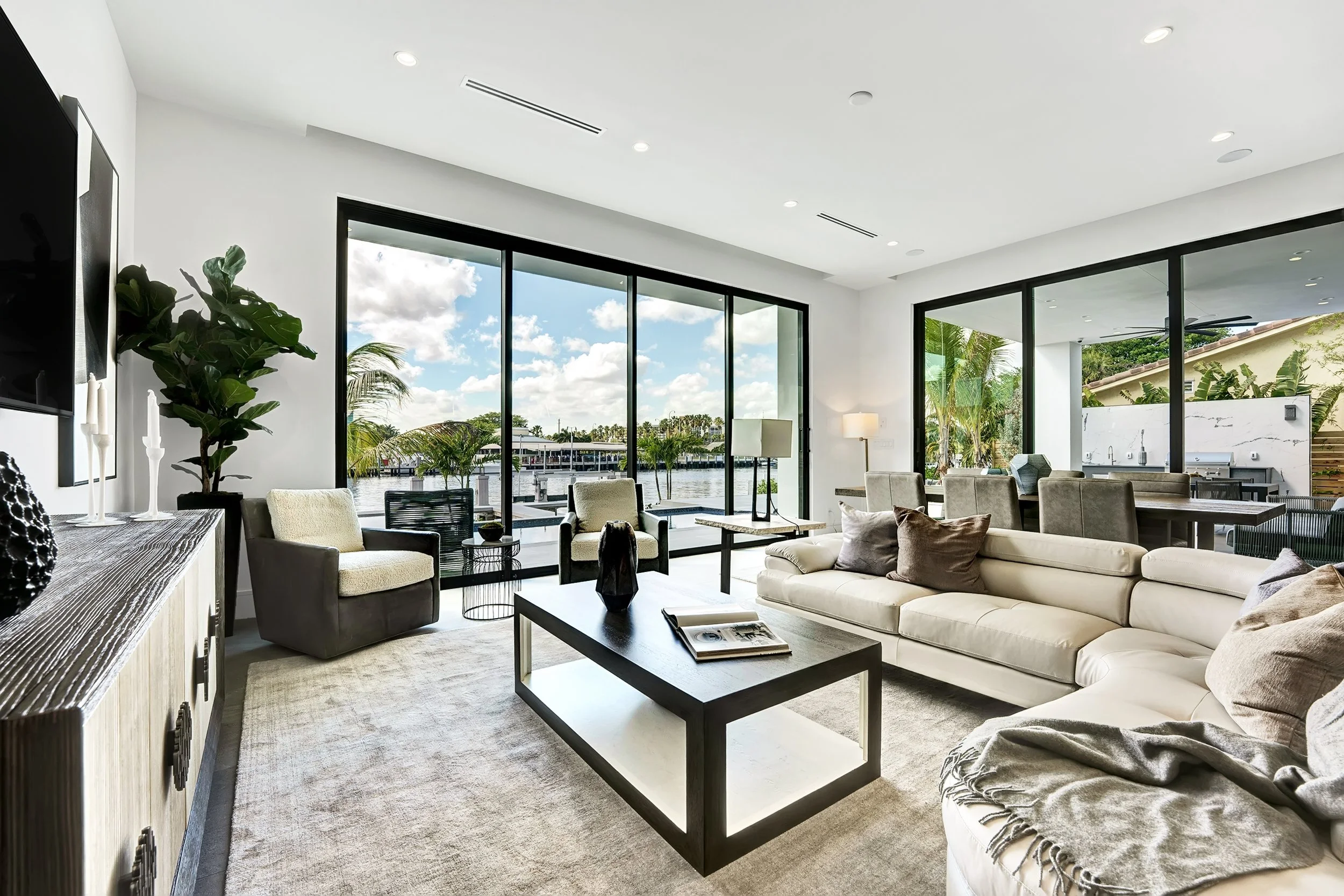 149 SE 18th Ave - Living Room