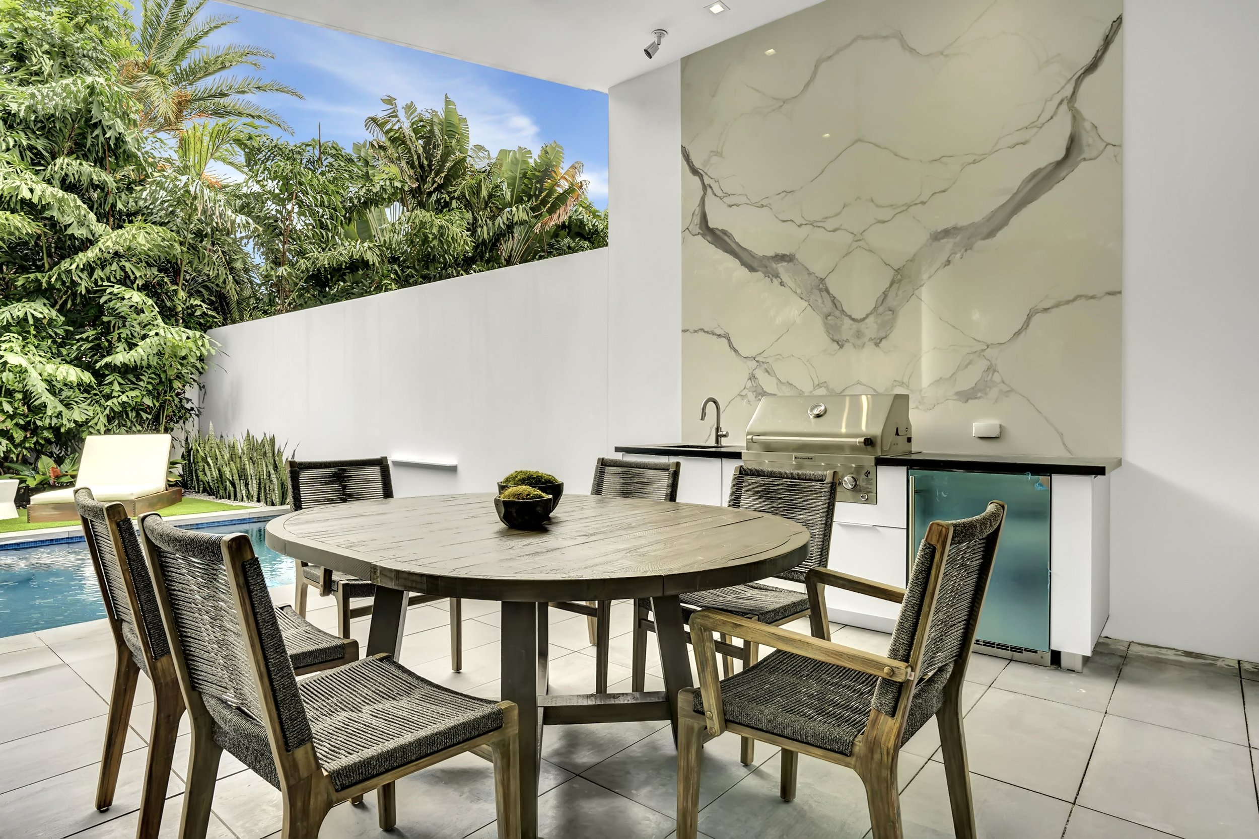 239 NE 7th Ave - Outdoors