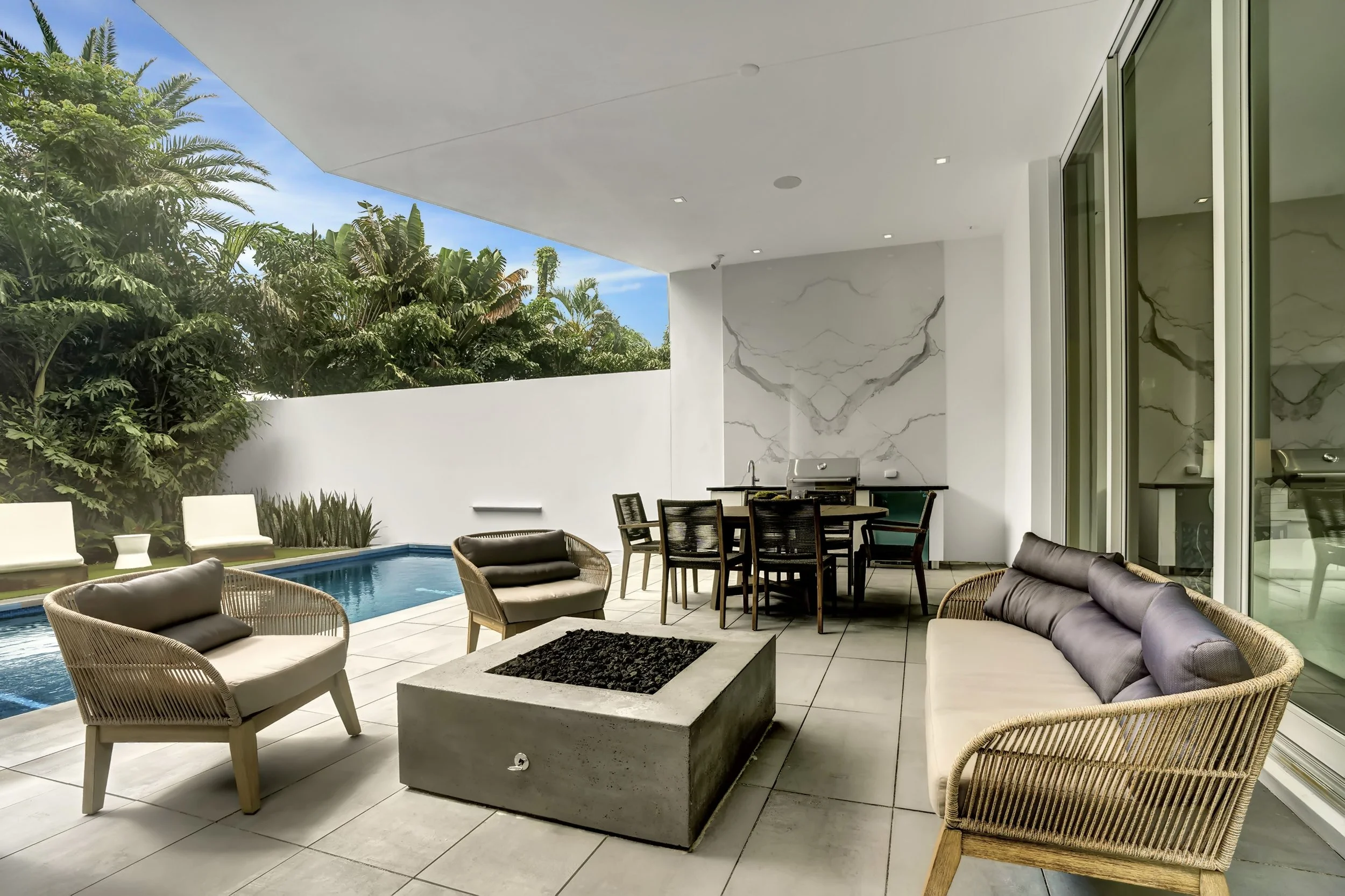 239 NE 7th Ave - Outdoors