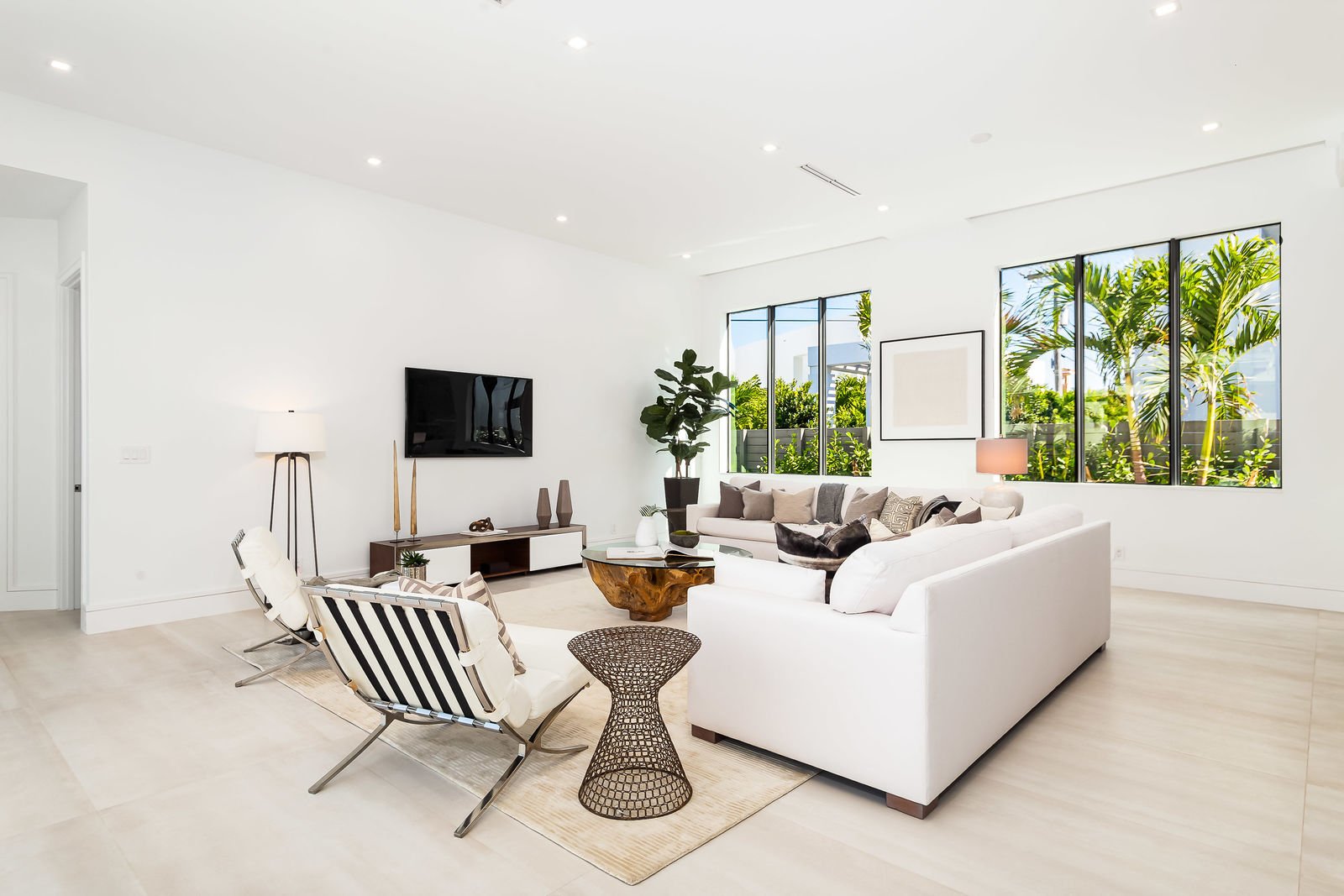 335 NE 6th Street - Living Room
