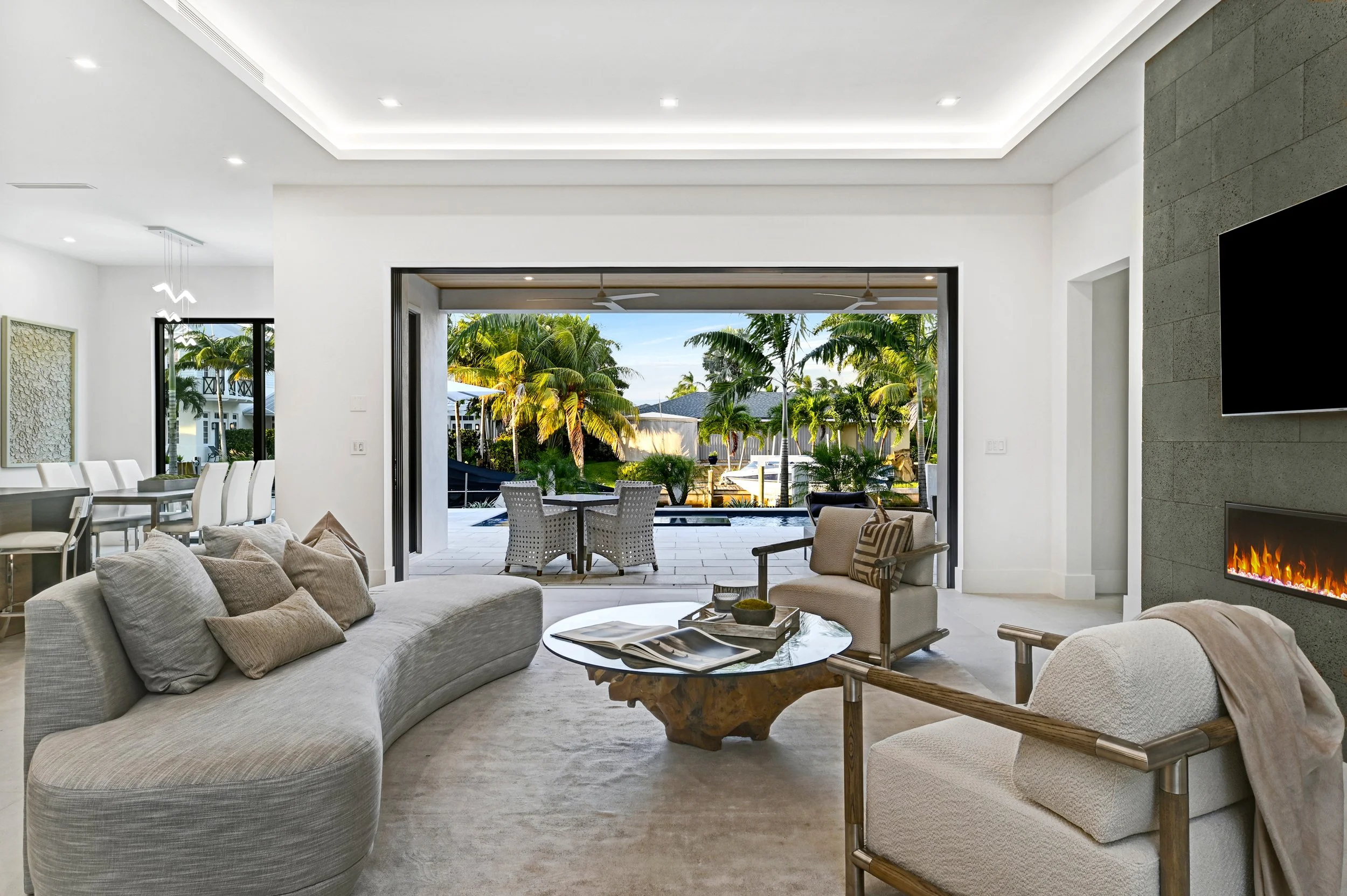933 Allamanda Drive - Living Room