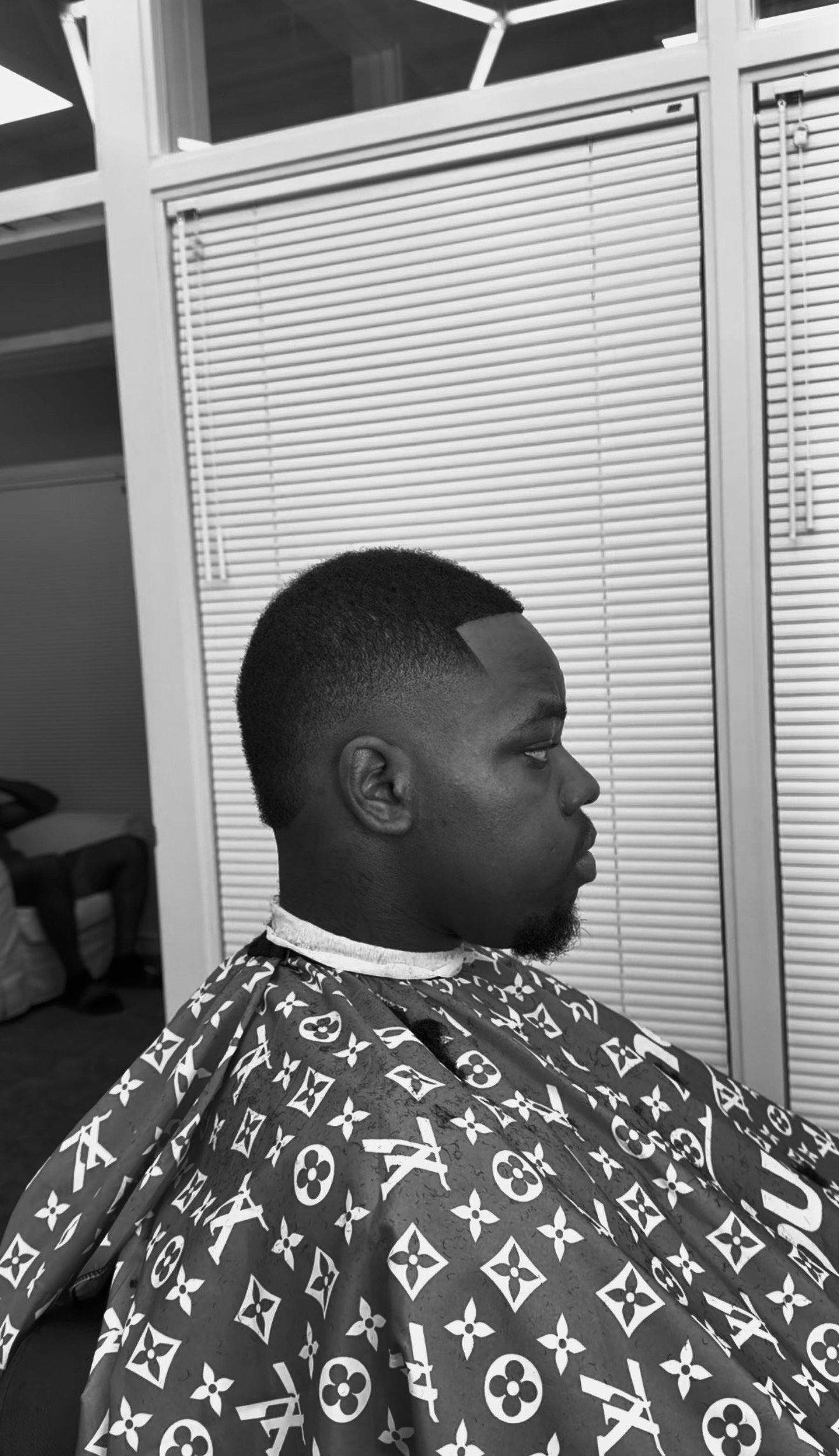 Klant met een moderne haircut en frisse stijl in de barbershop van BL The Barber in Rotterdam
