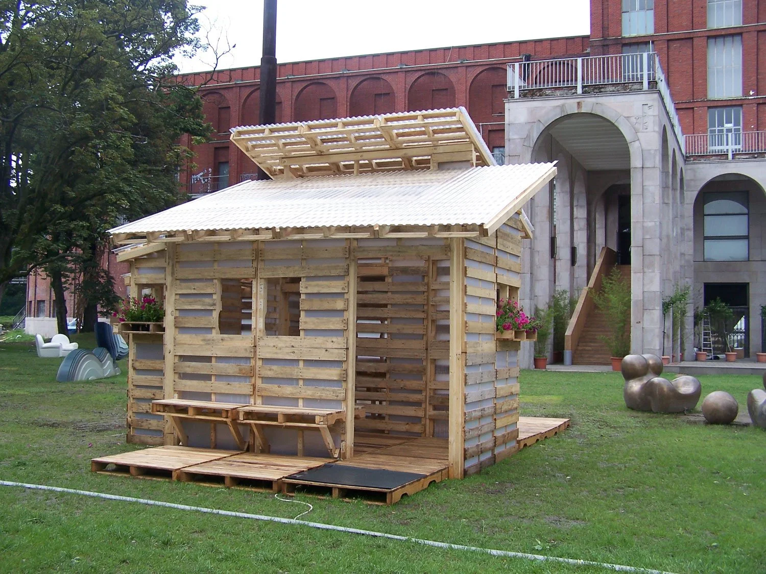 4 Exterior+with+planters.jpg