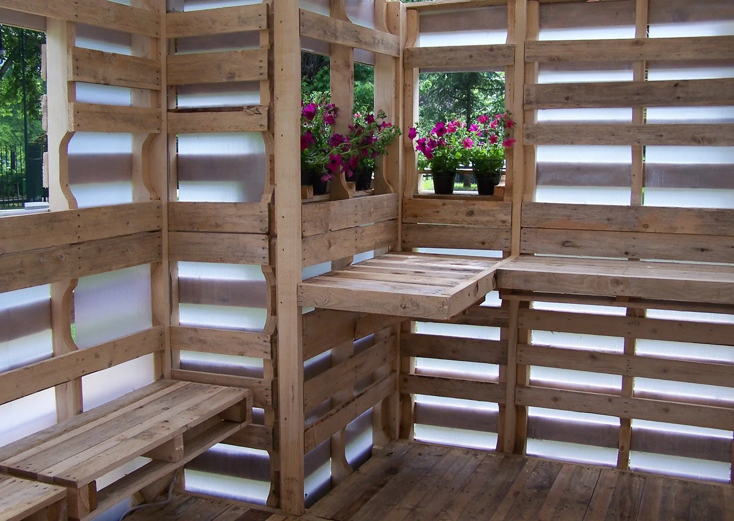 9 Pallet+House+from+interior+_+Milan+photo+by+Suzan+Wines,+Living+Room+&+Kitchen.jpg