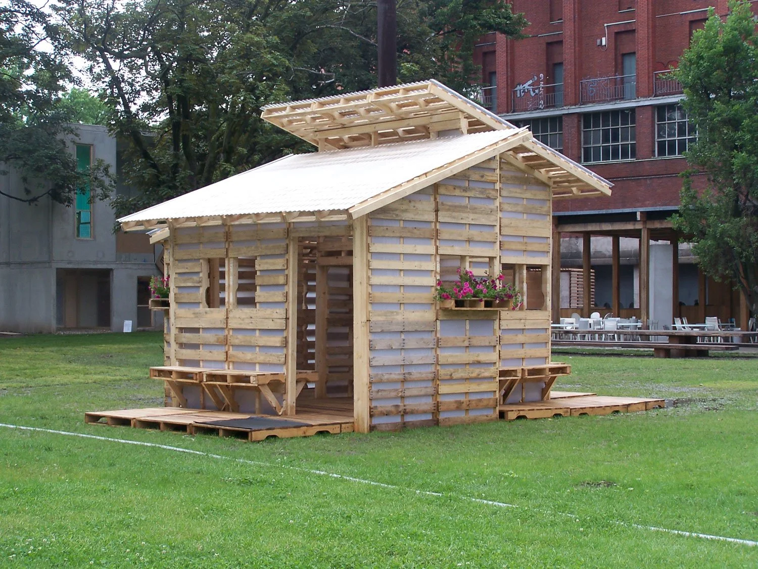3 Pallet+House+from+exterior+_+Milan+photo+by+Suzan+Wines,+exterior.jpg