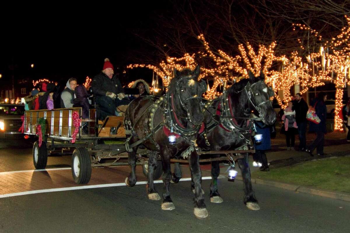 Horse carriage rides Connecticut Lamplight Stroll.jpg