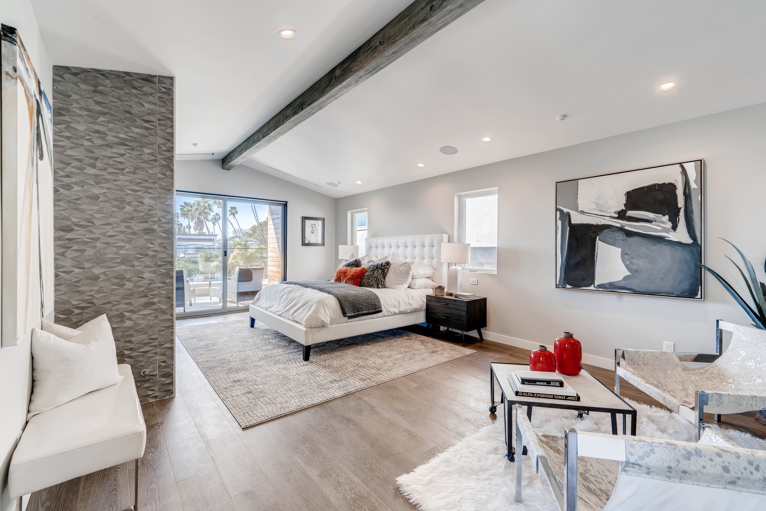 Tasteful Modern real estate home staging in Huntington Beach, CA