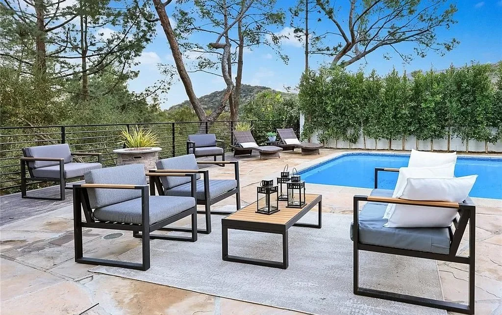 Modern outdoor vacant home staging for a home for sale in San Fernando Valley, CA