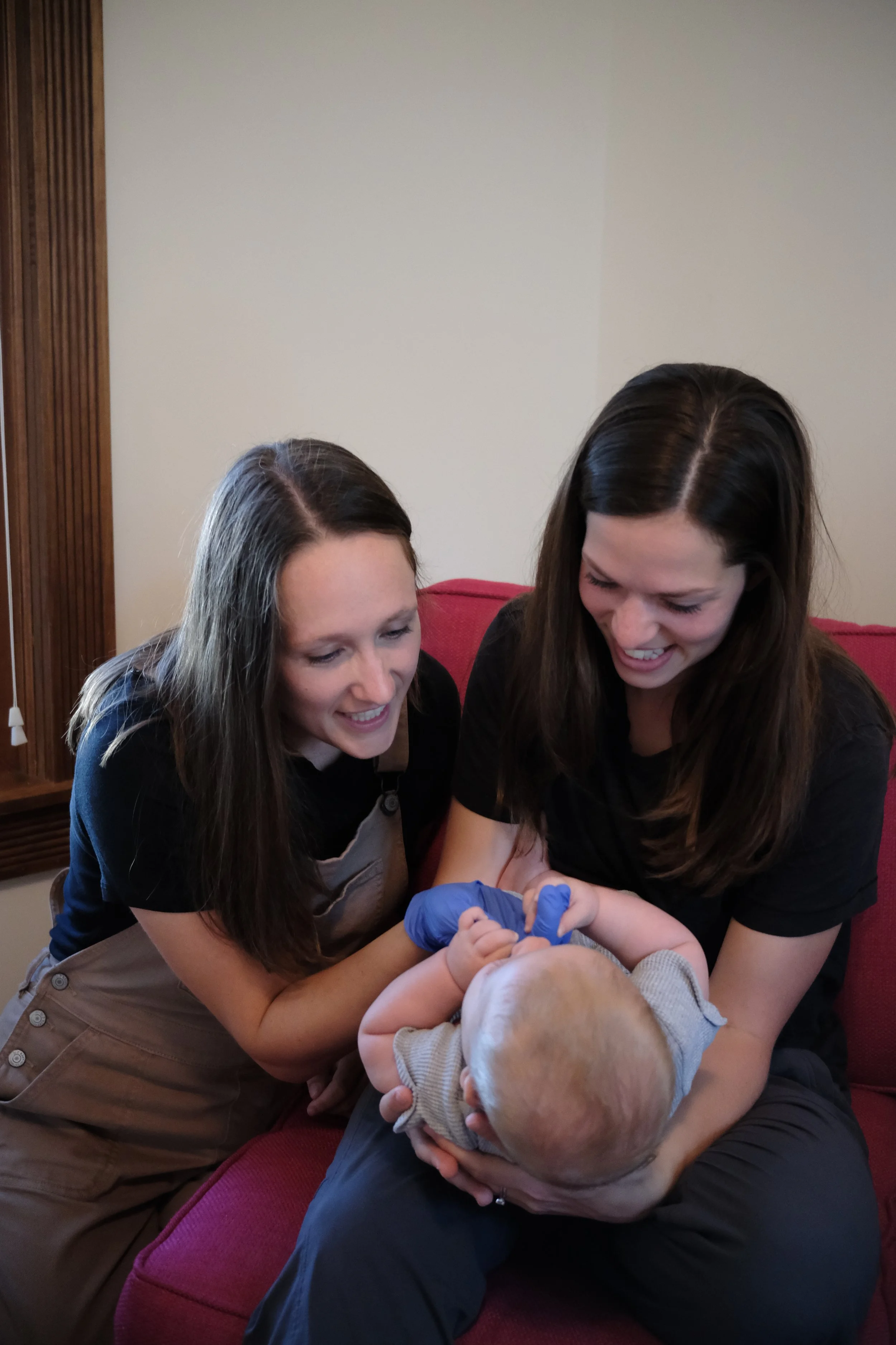 Amber Loecker, lactation consultant from Totum Feeding in Omaha, NE offers breastfeeding education on cluster feeding, baby weight gain, infant feeding, newborn schedules, newborn sleep and breastfeeding, breastfeeding positions, 