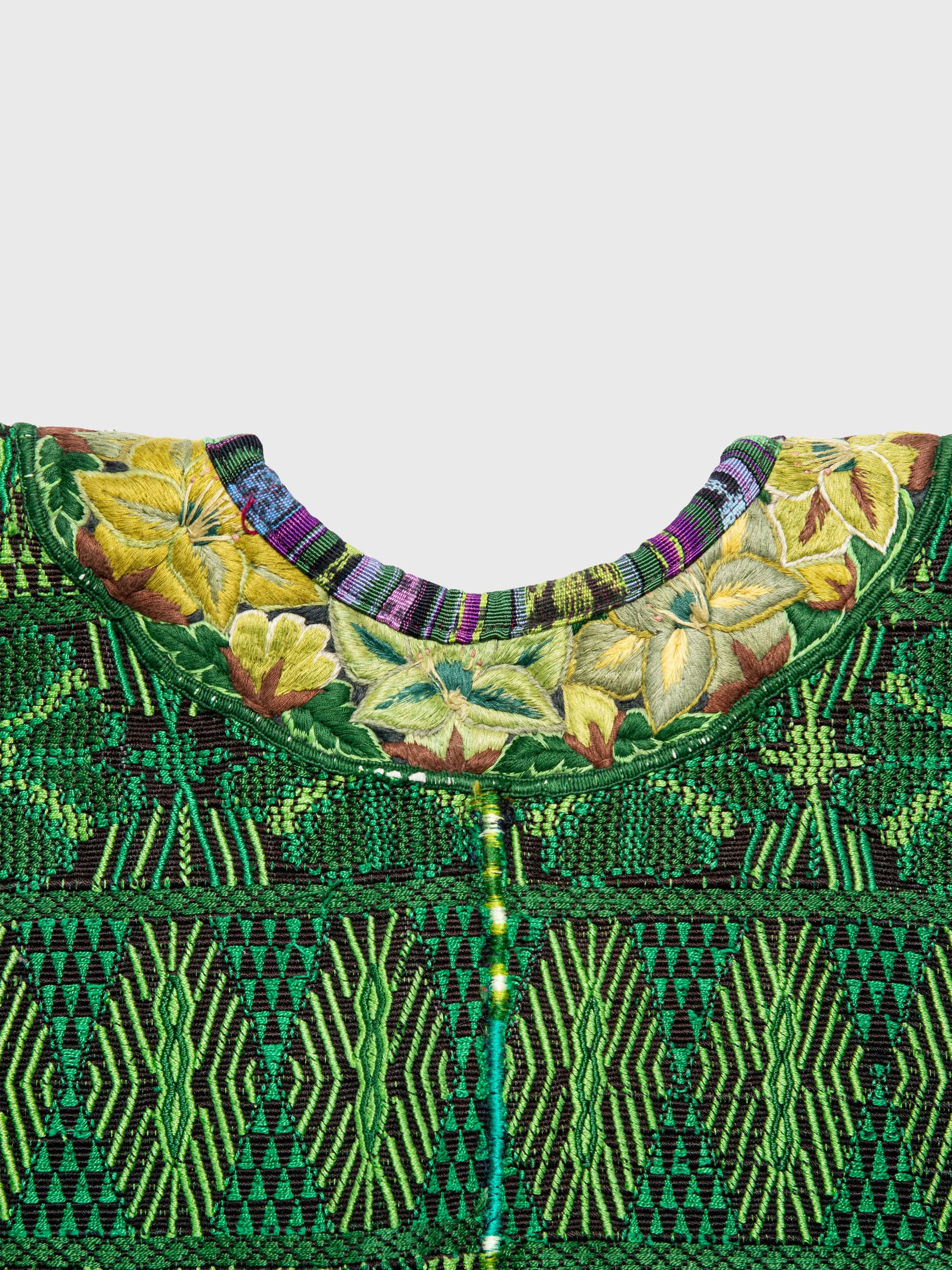 dos-olmecas-handwoven-mexican-cape-cuello-green-product-neck.jpg