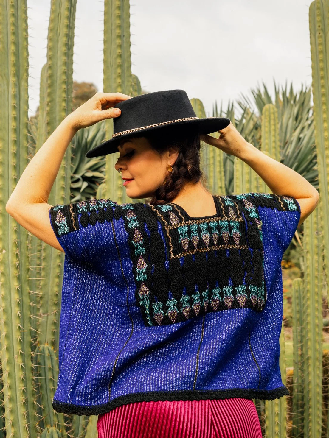 dos-olmecas-handwoven-mexican-huipiles-textiles-embroidered-turquoise-02.jpg