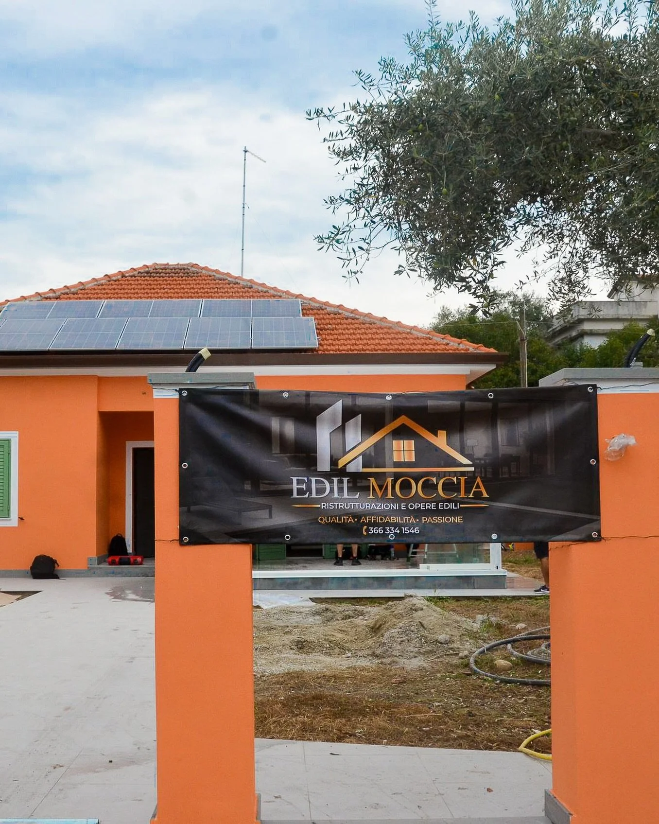 Un altro cantiere prende forma, un&rsquo;altra casa pronta a rinascere! 🚧✨

Quando vedi il nostro striscione all&rsquo;ingresso, sai che l&igrave; c&rsquo;&egrave; un progetto seguito passo dopo passo con la massima cura

Dalla prima idea fino alla 