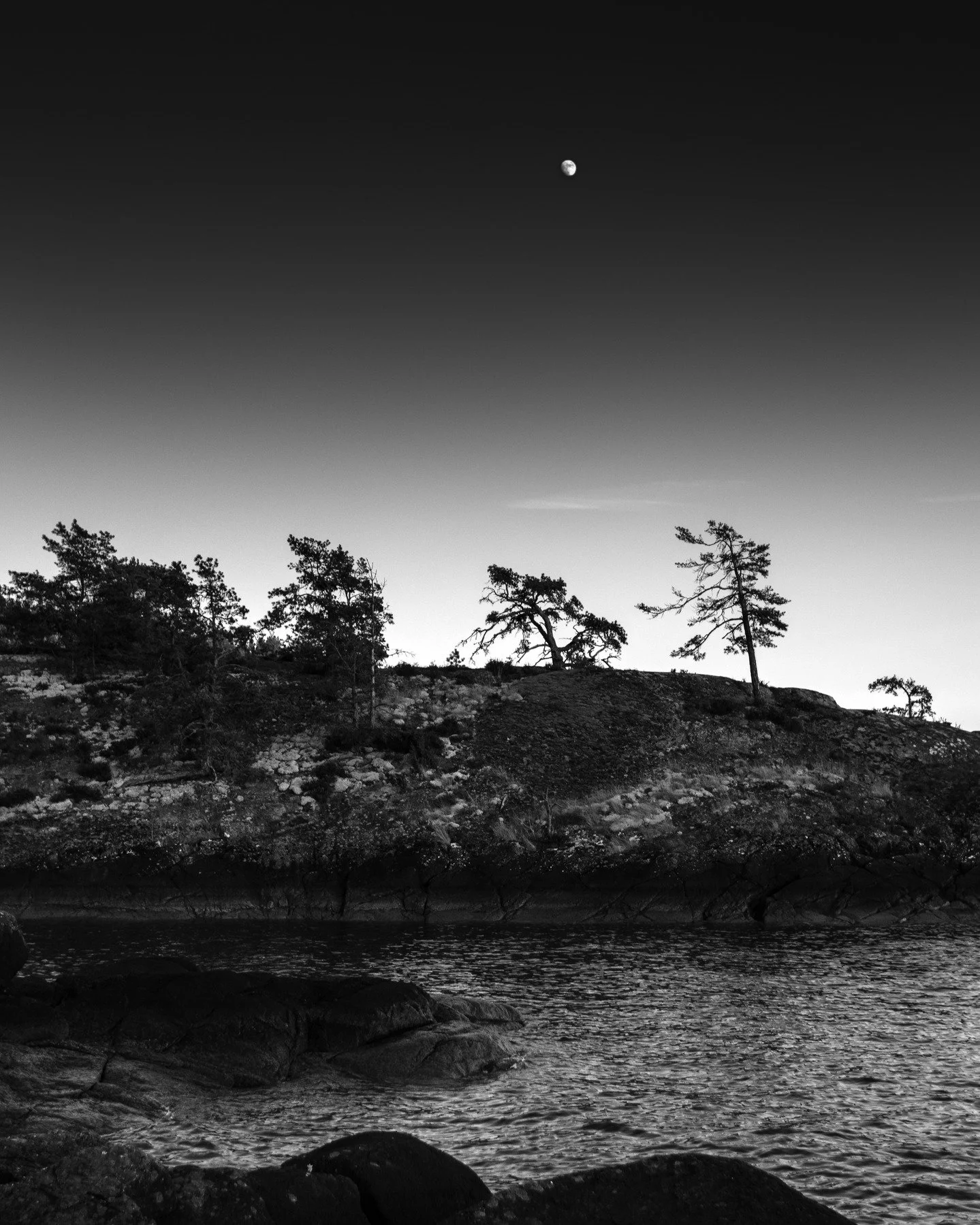 "Moonrise over V&auml;ttern"

Shot on my Canon EOS 77D with a 16-35 f2.8 L lens