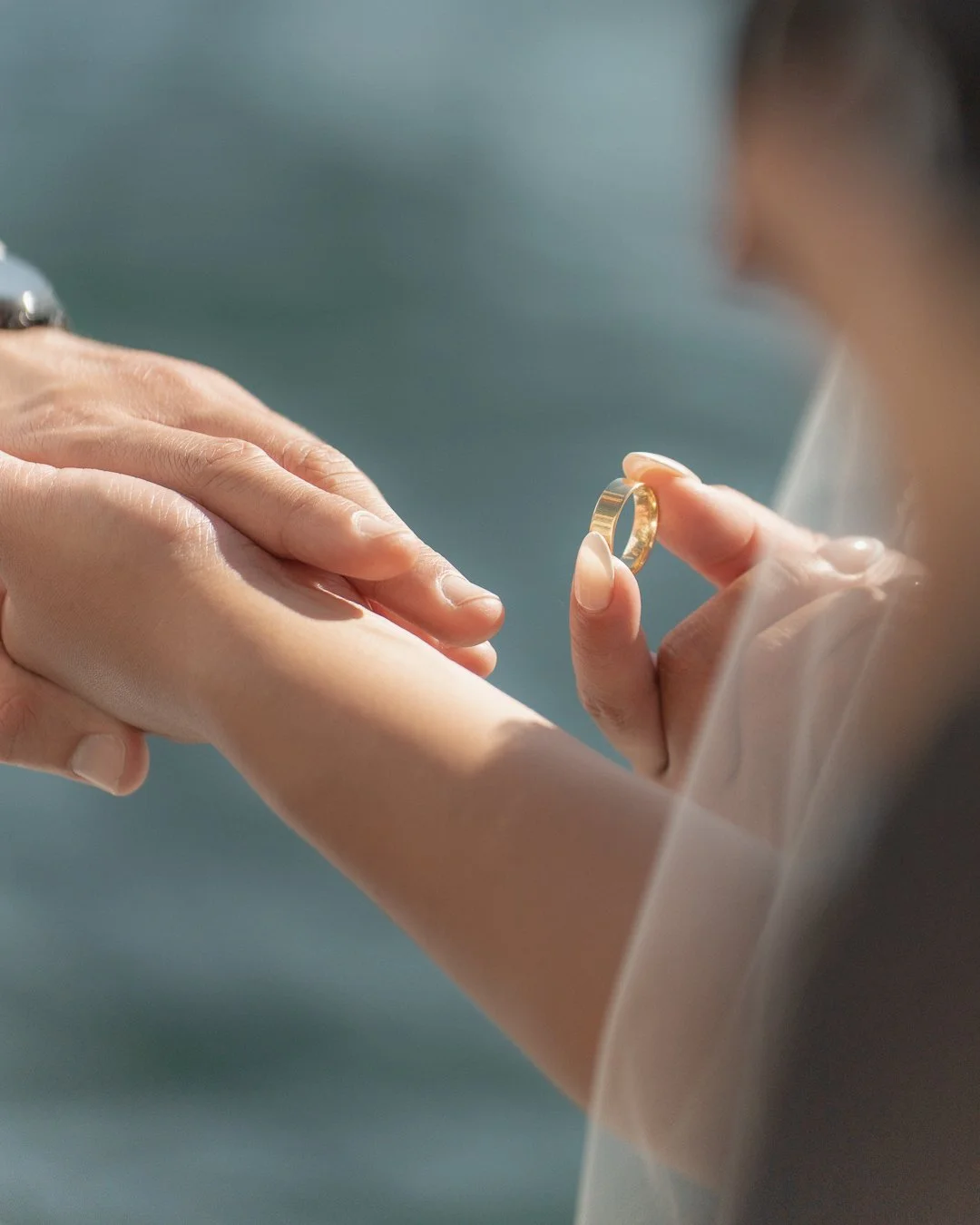 Una donna sta ricevendo un anello, simbolo di matrimonio, da un uomo.