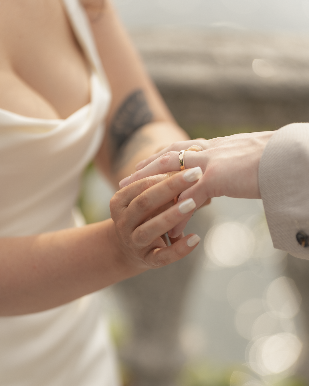 Coppia che si scambia le fedi nuziali durante il matrimonio.
