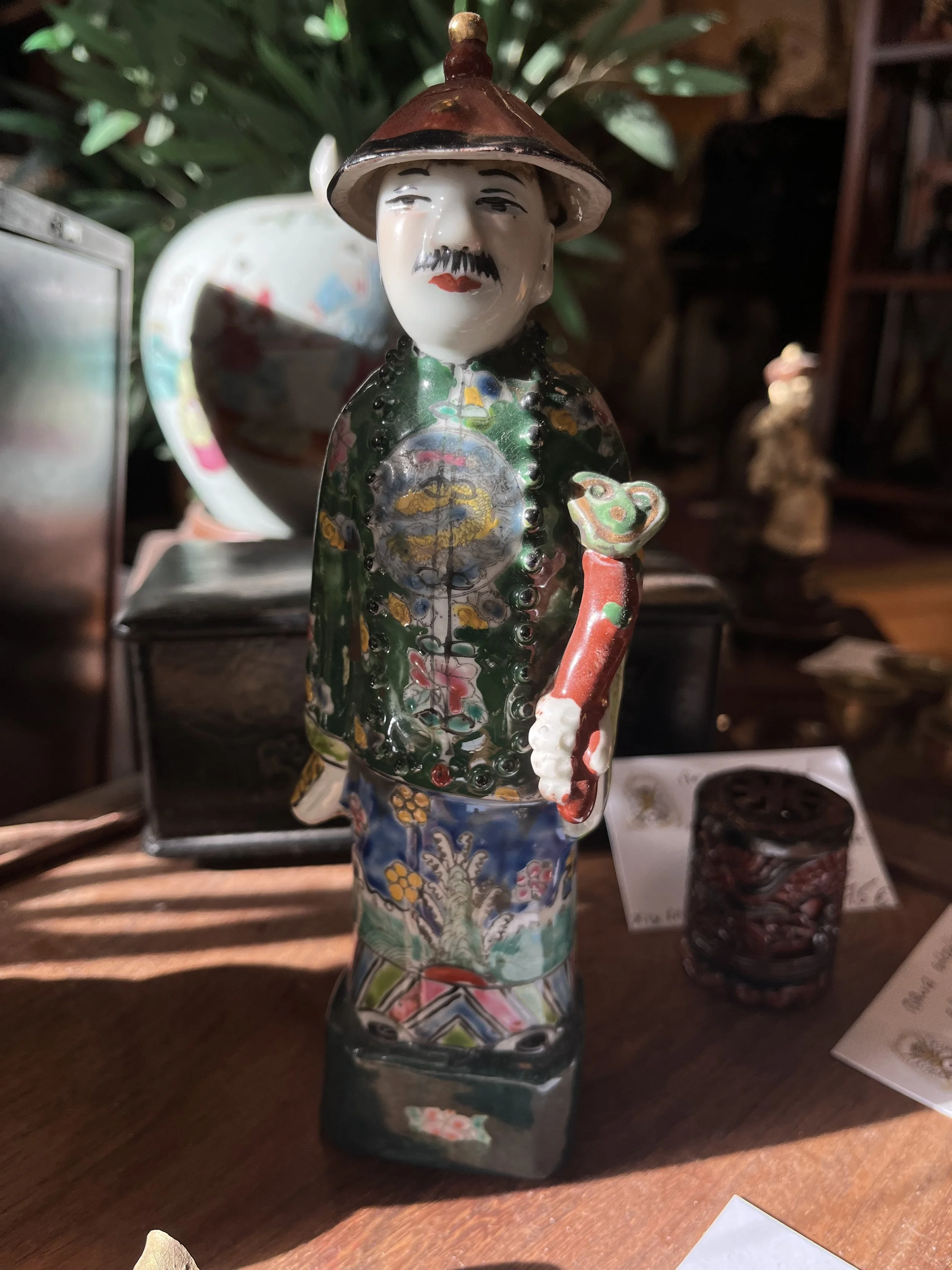 Statuette de Dignitaire en porcelaine - CHINE