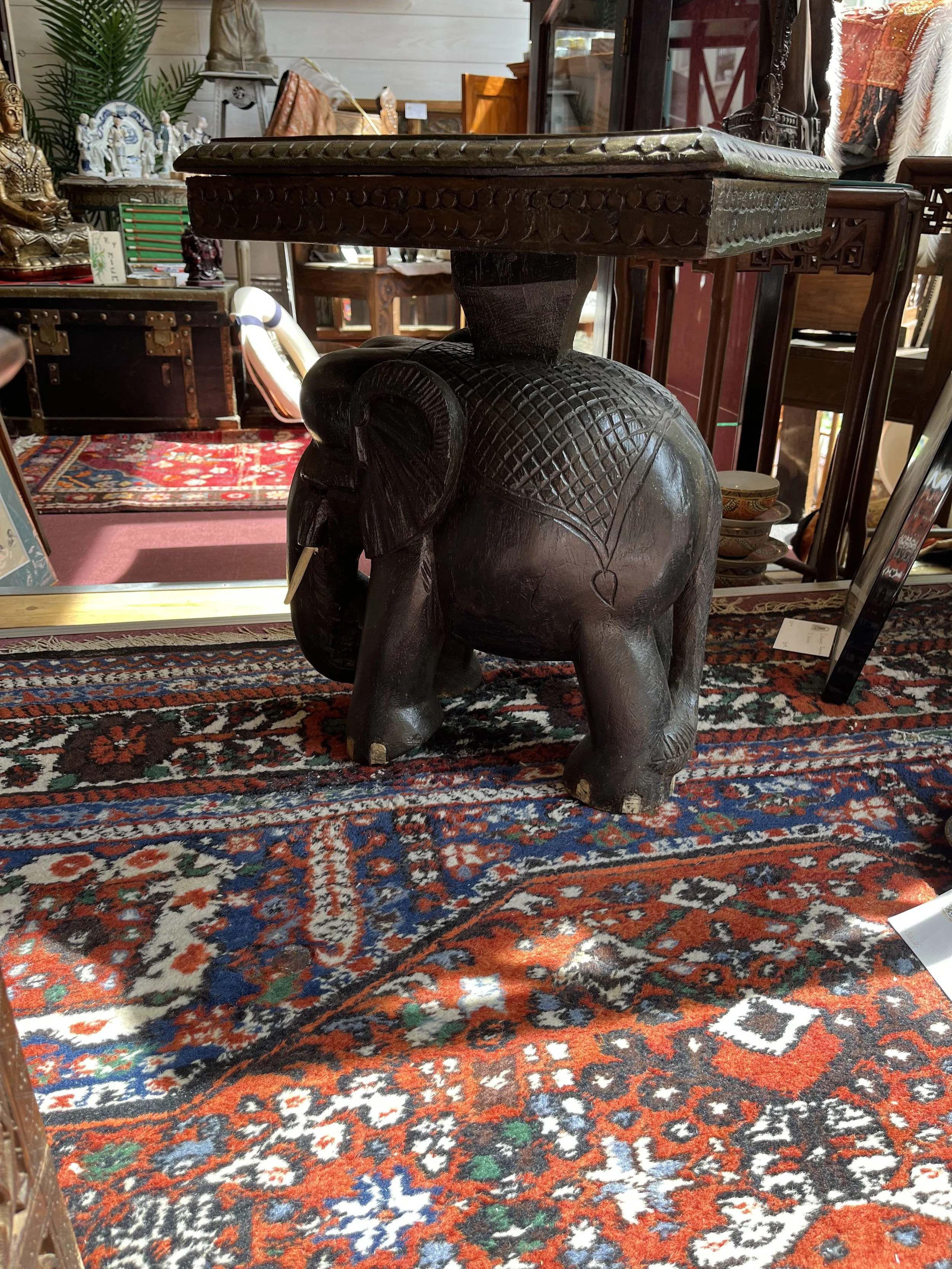 Table éléphant - Le Comptoir de zanzibar - Brest 4.jpeg
