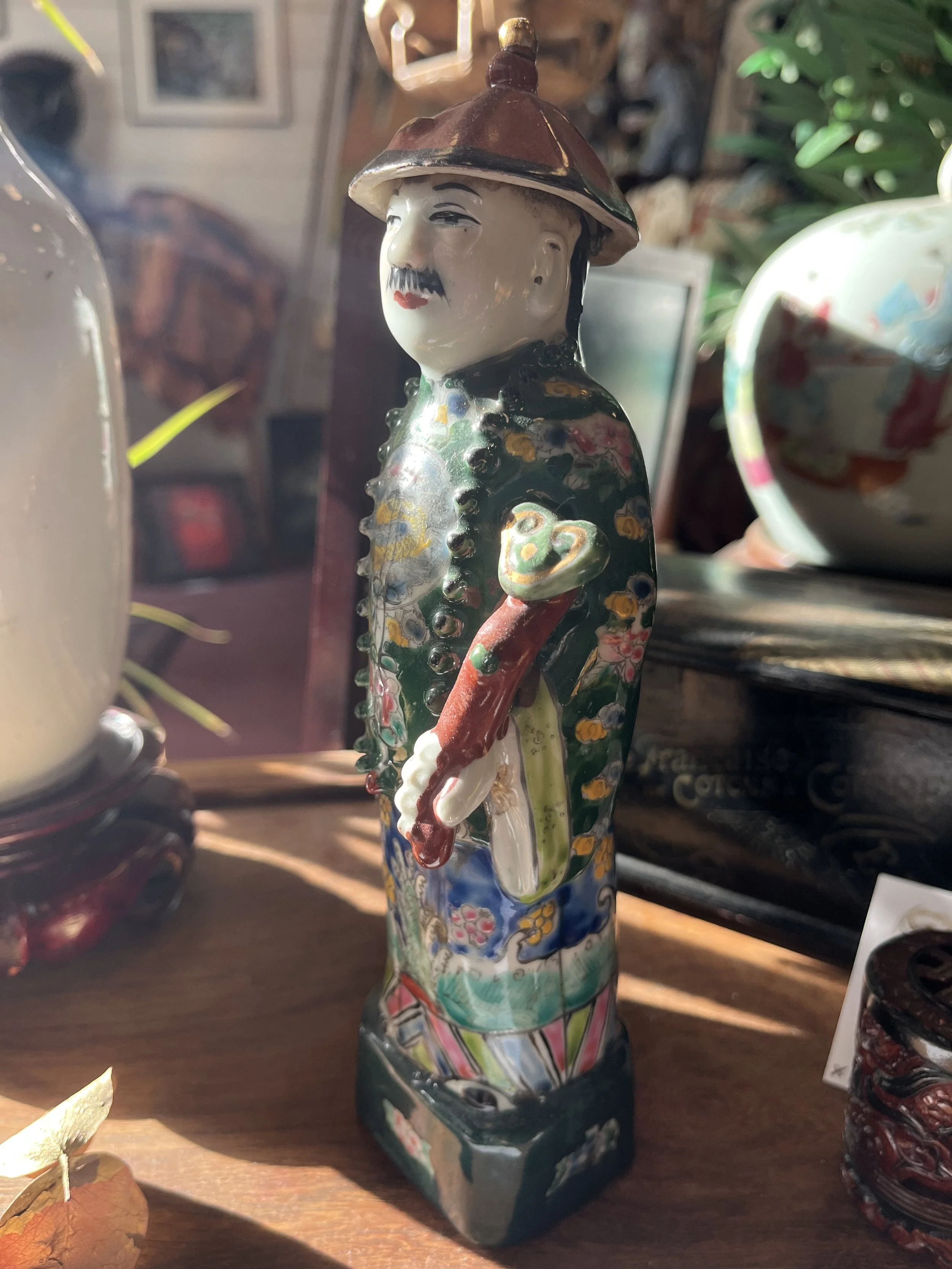 Statuette de Dignitaire en porcelaine - Comptoir de zanzibar - Brest 1.jpeg