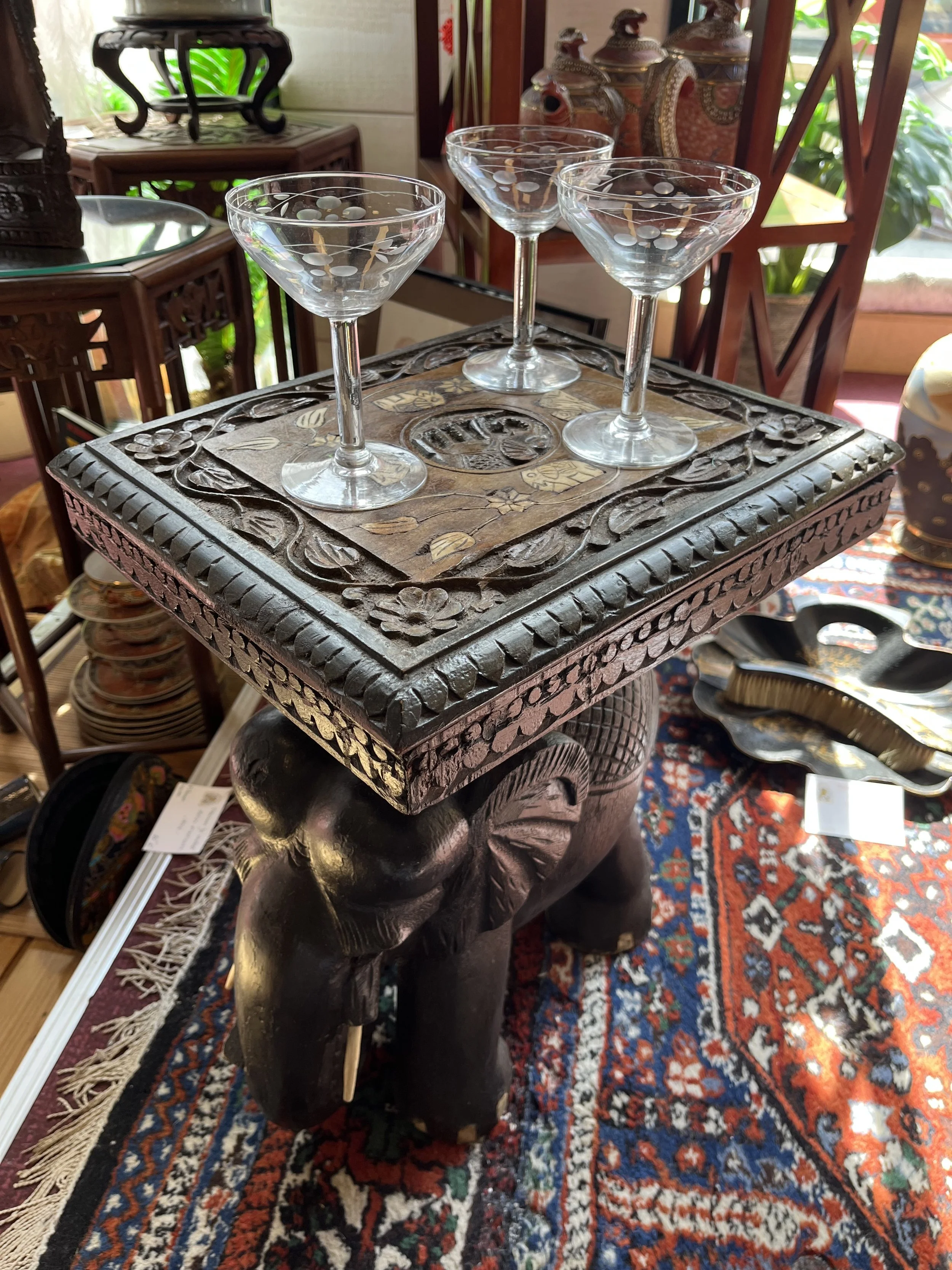Table éléphant - Le Comptoir de zanzibar - Brest 3.jpeg