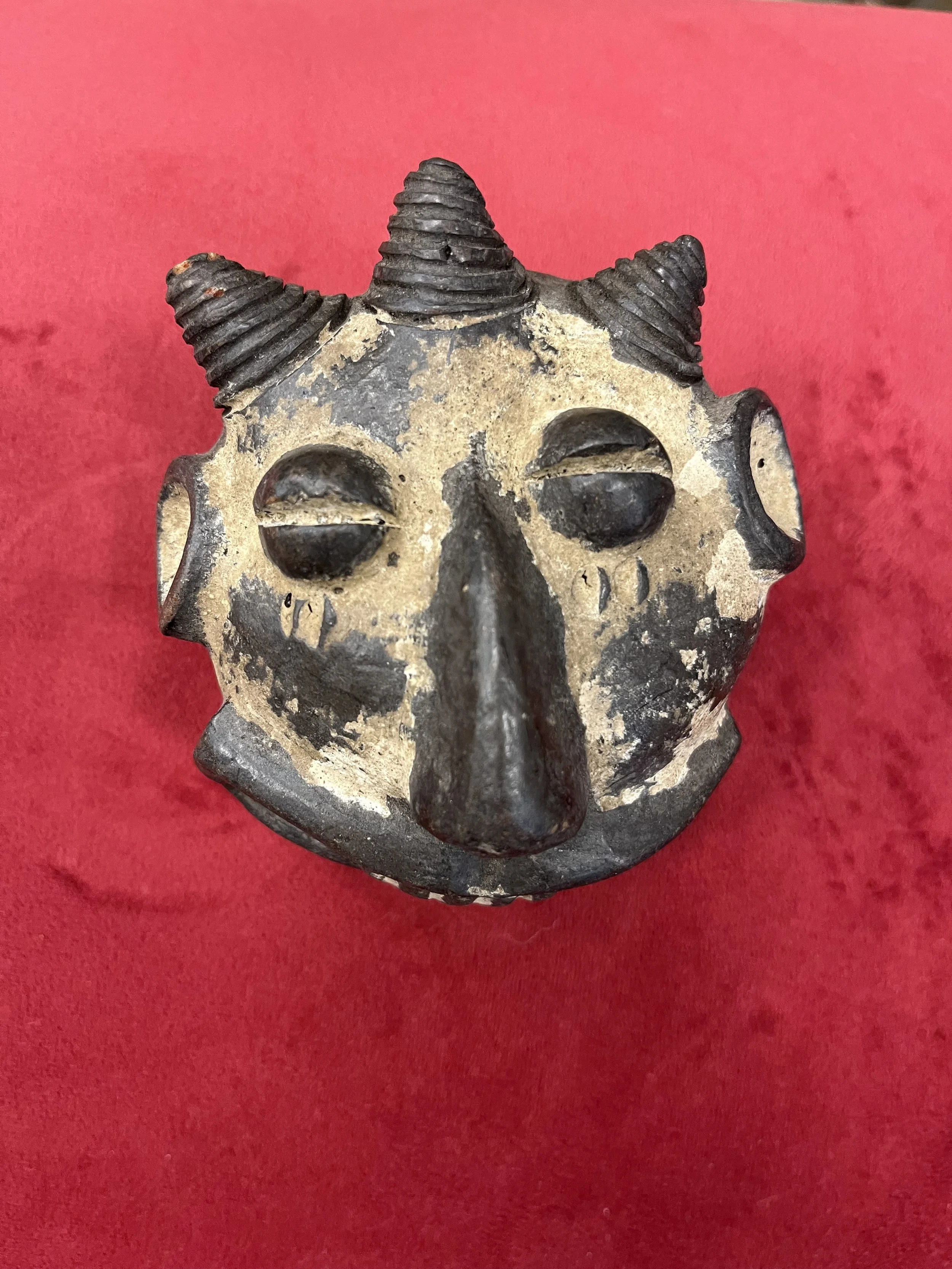 Masque diplomate - comptoir de zanzibar - Brest.jpeg