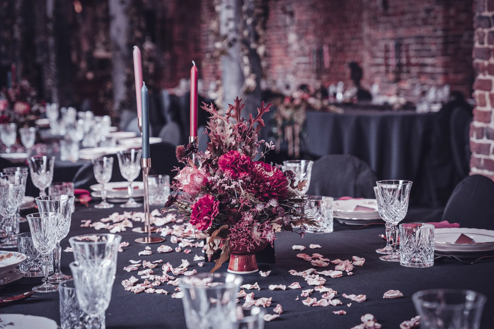 bouquet-composition-florale-rose-bordeaux-centre-de-table-amaginarium.jpg