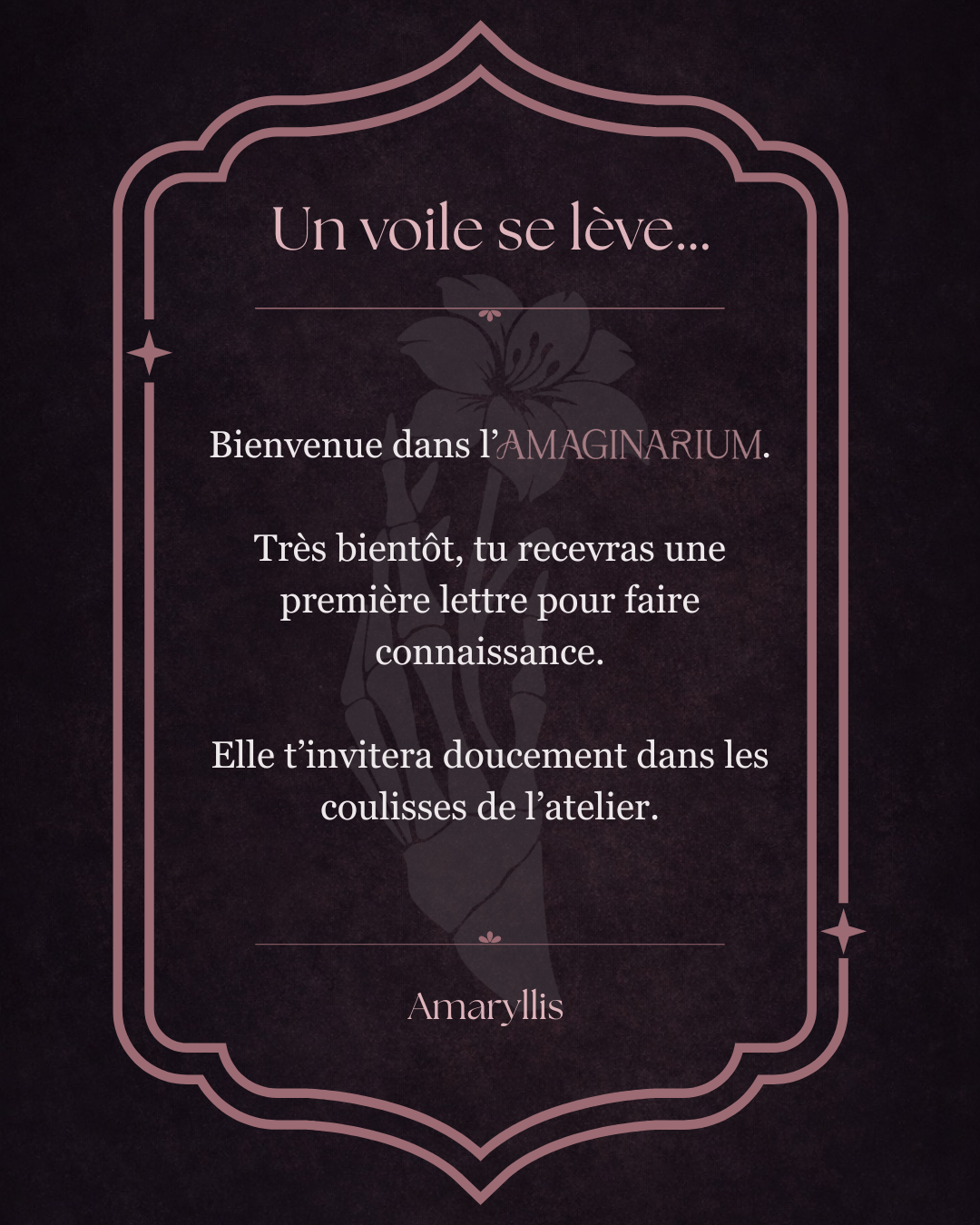 Message sur un fond sombre avec une décoration florale et un cadre rose, invitant à découvrir un atelier de création. Texte en français sur la naissance de la créativité et la patience.