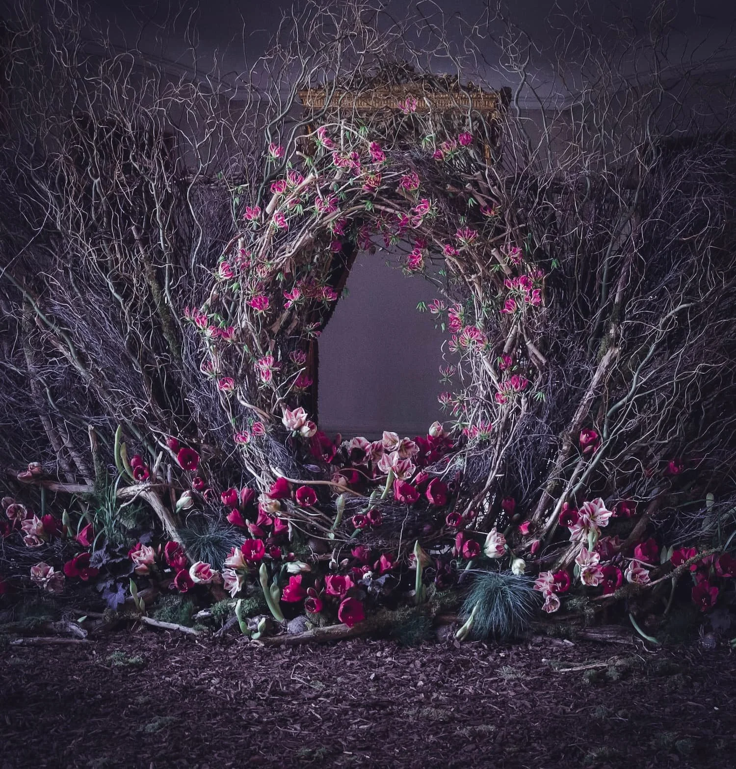 installation-florale-branches-fleurs-roses-amaryllis-gloriosa-vue-verticale-chateau-de-beloeil.jpg