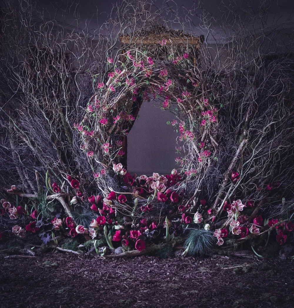 Installation florale de branches et de fleurs roses au château de Belœil