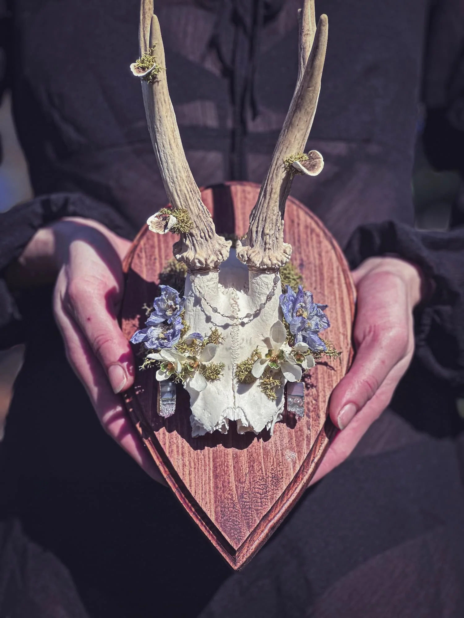 trophee-fleuri-bleu-blanc-tenu-main-amaginarium.jpg