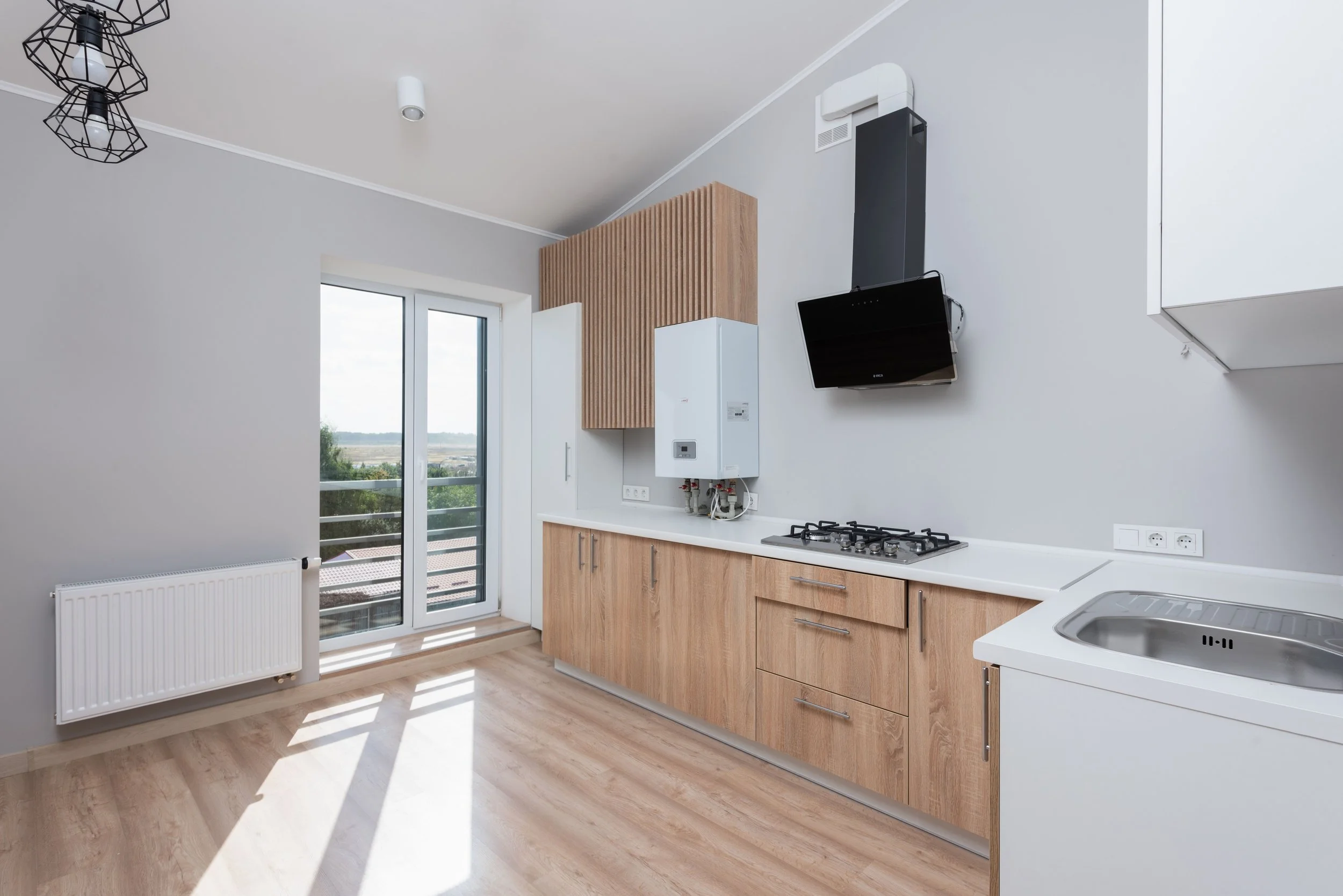 Cucina moderna con pistola naturale e finestra con vista su campagna.